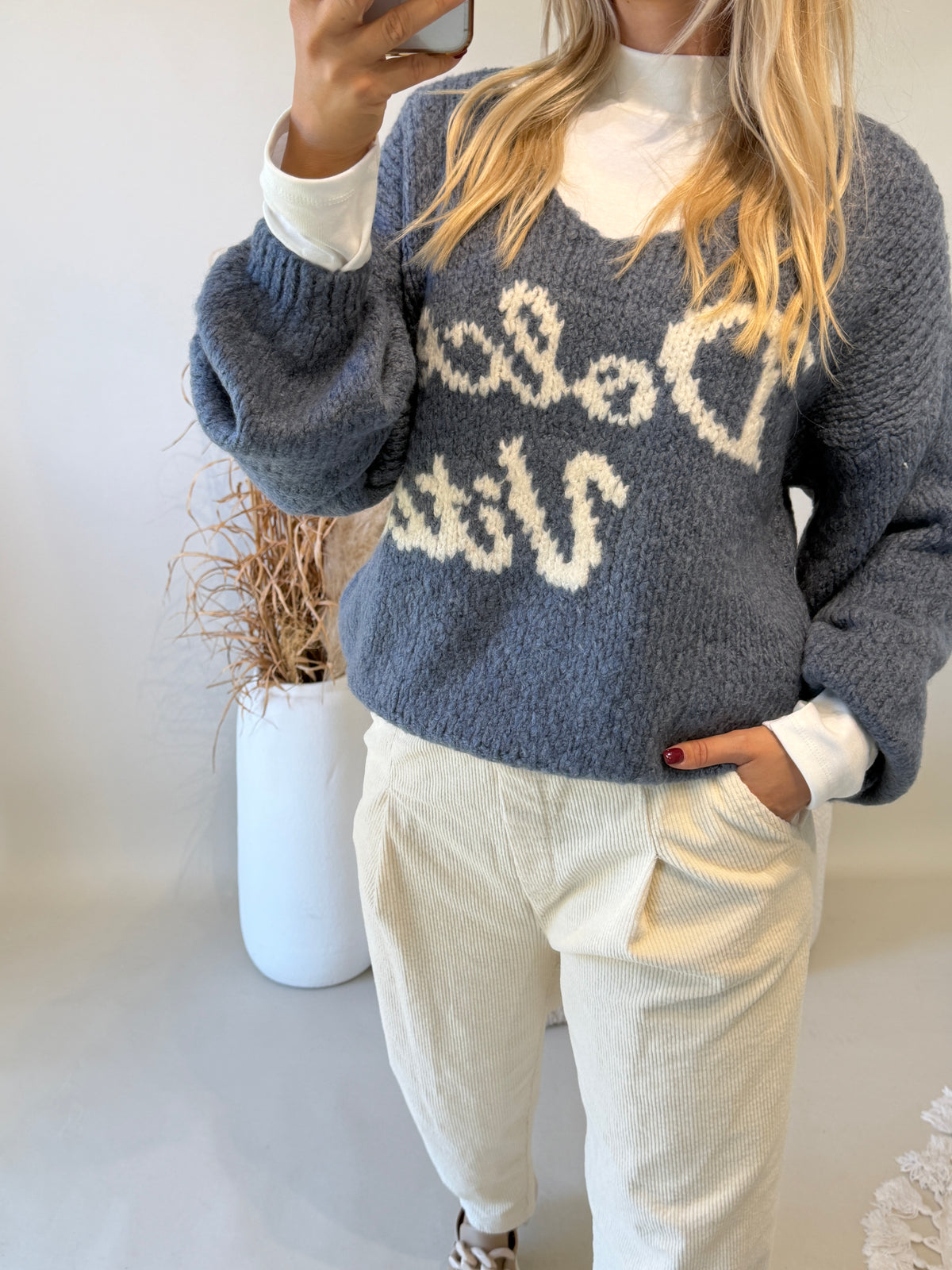 Pullover in Rauchblau mit Aufdruck und V - Ausschnitt