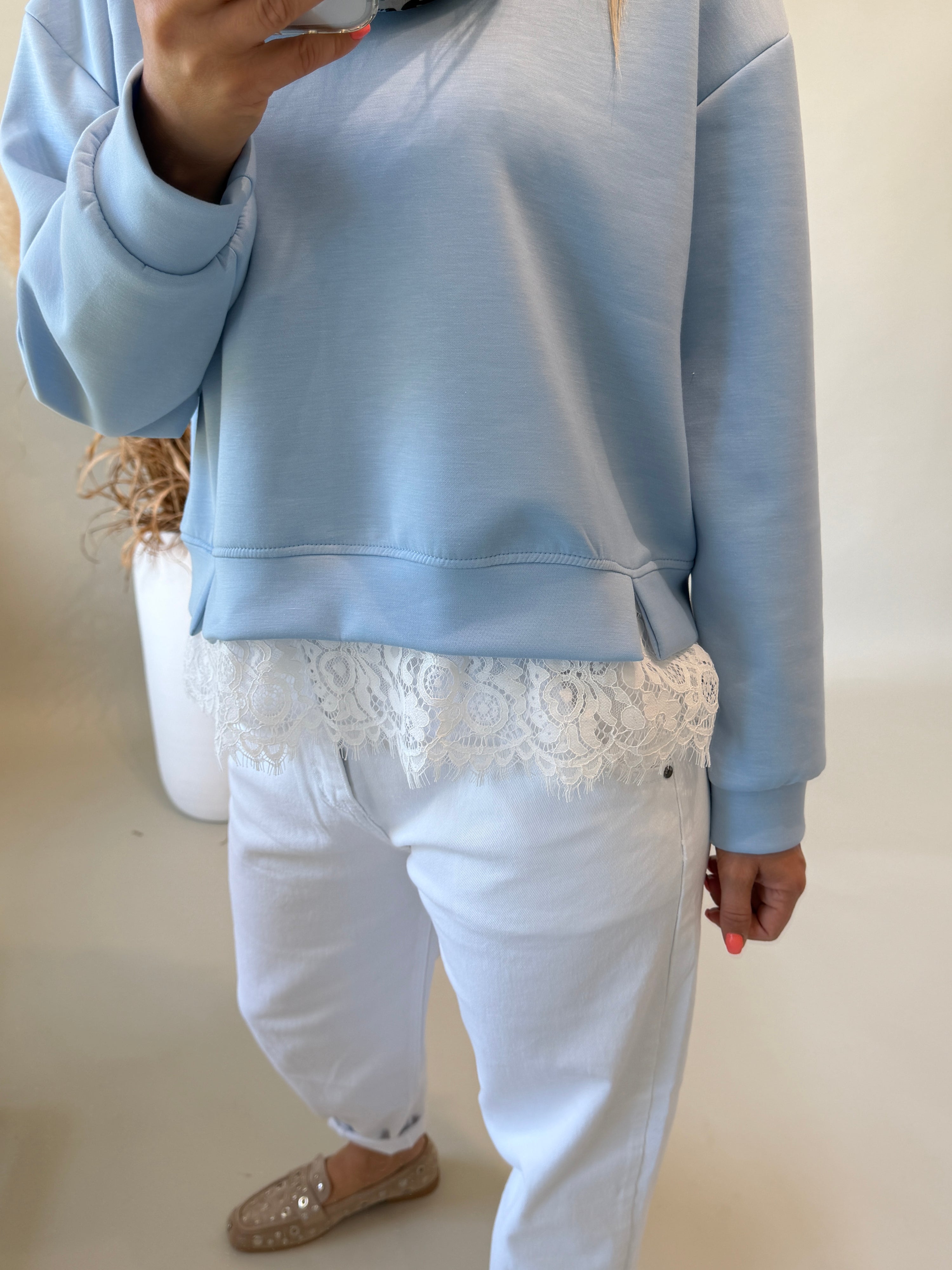 Sweatshirt in Hellblau mit Spitze unten