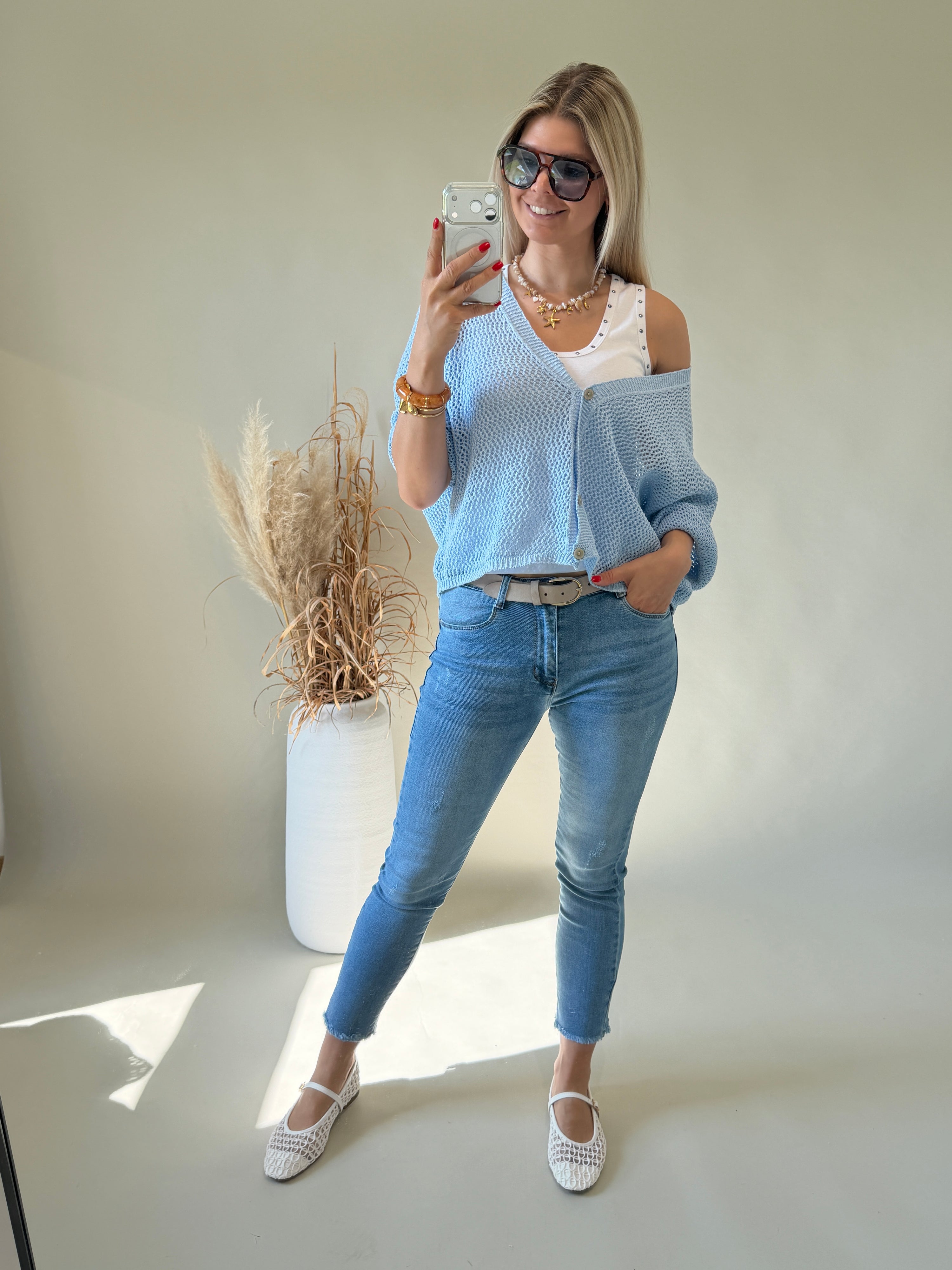 Strickjacke in Hellblau ( Häkeloptik )