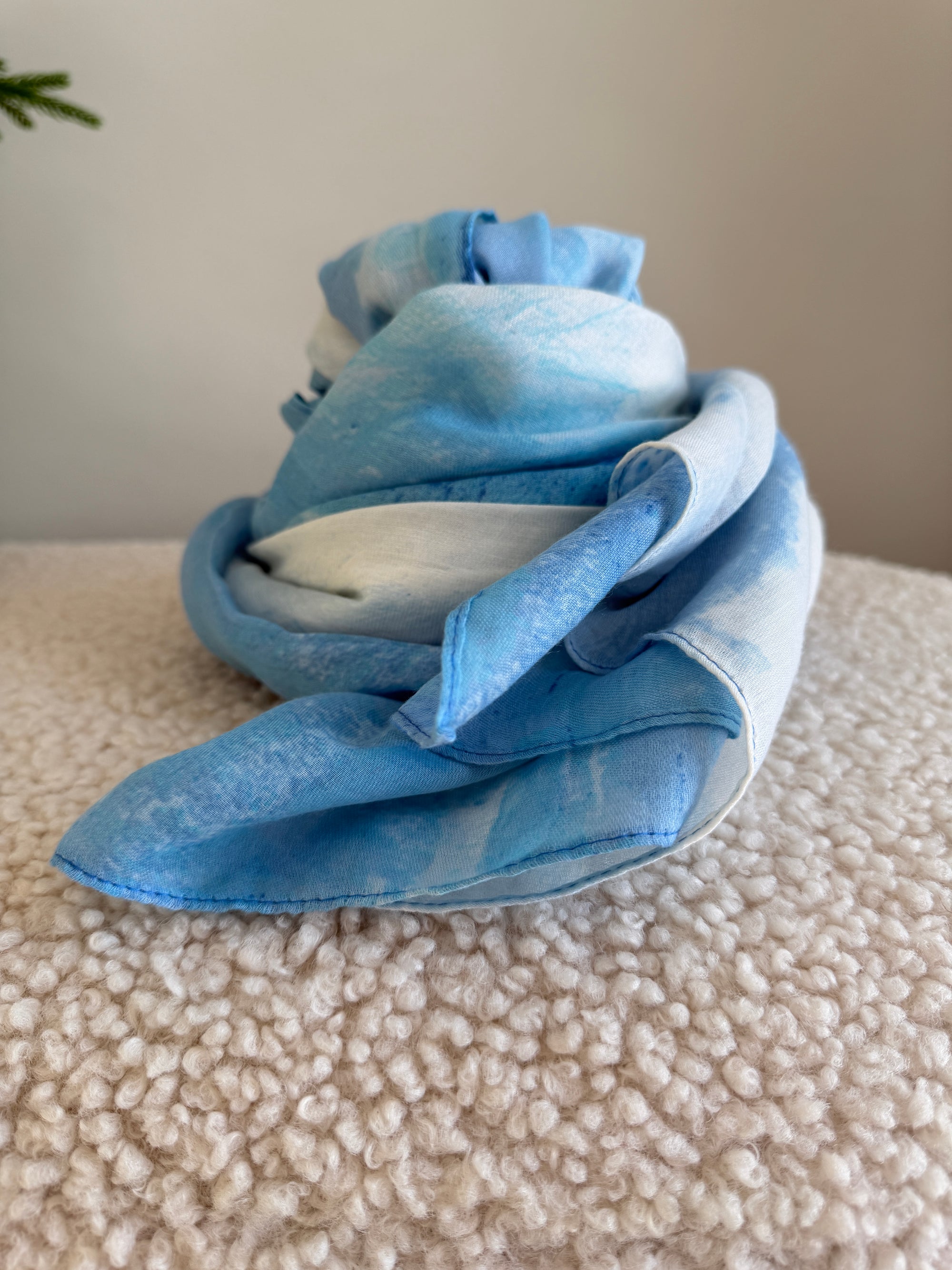 Schal in Hellblau ( Batik )