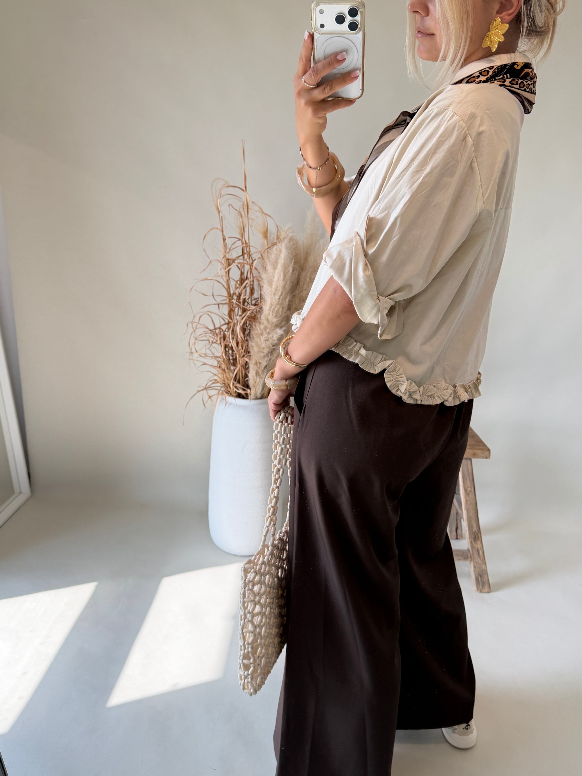 Bluse in Beige mit Rüschen unten