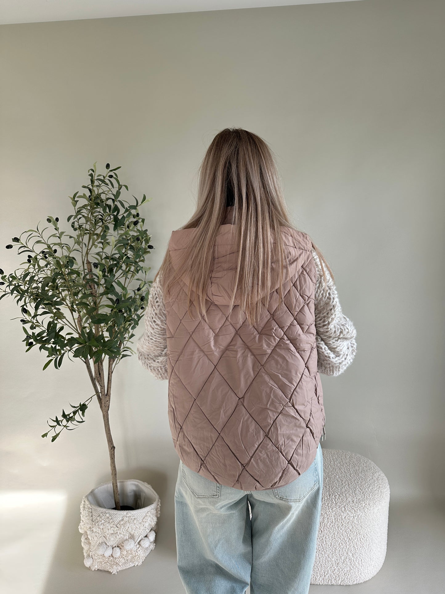 steppweste in beige ärmelos mit kapuze und perlen vorne