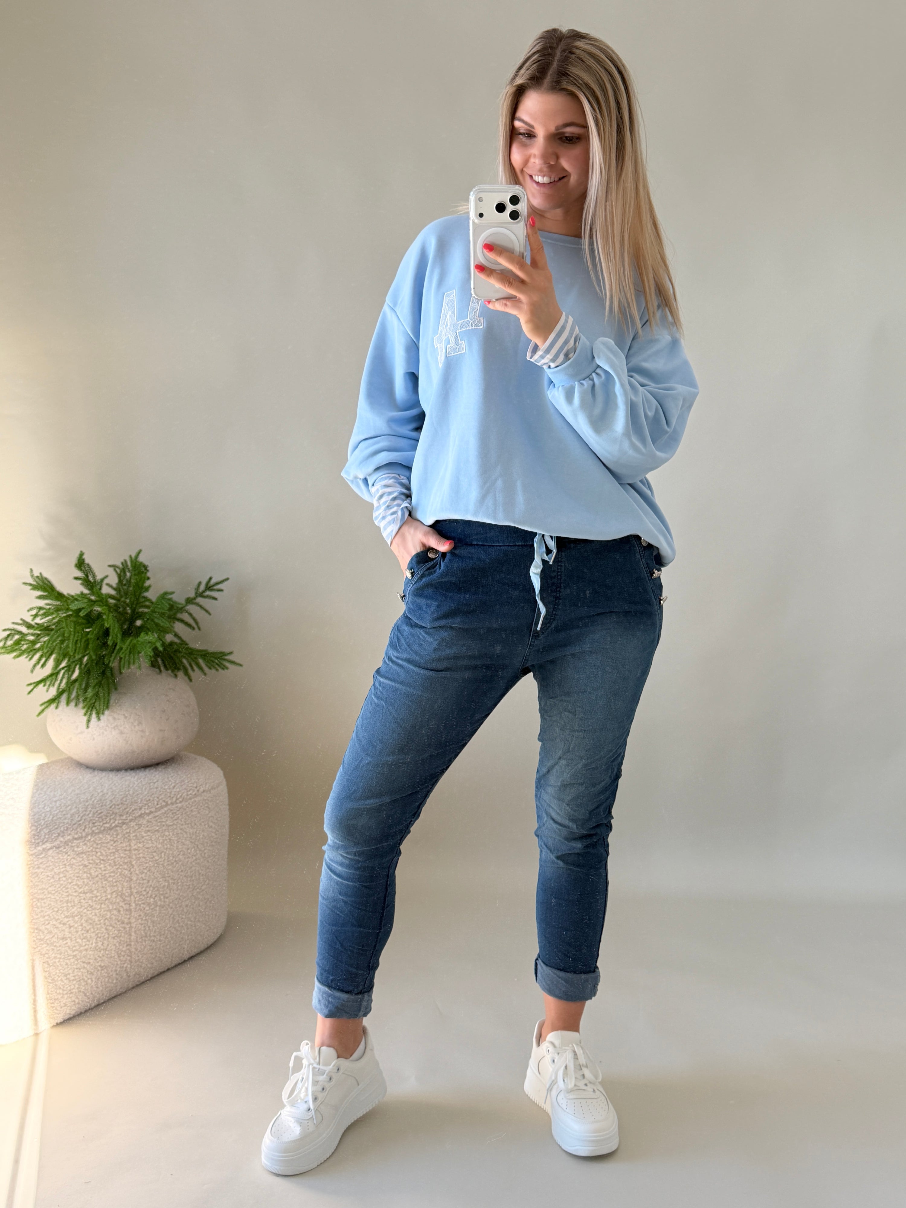 Jeans-Jogger in Dunkelblau mit Knöpfen an den Taschen