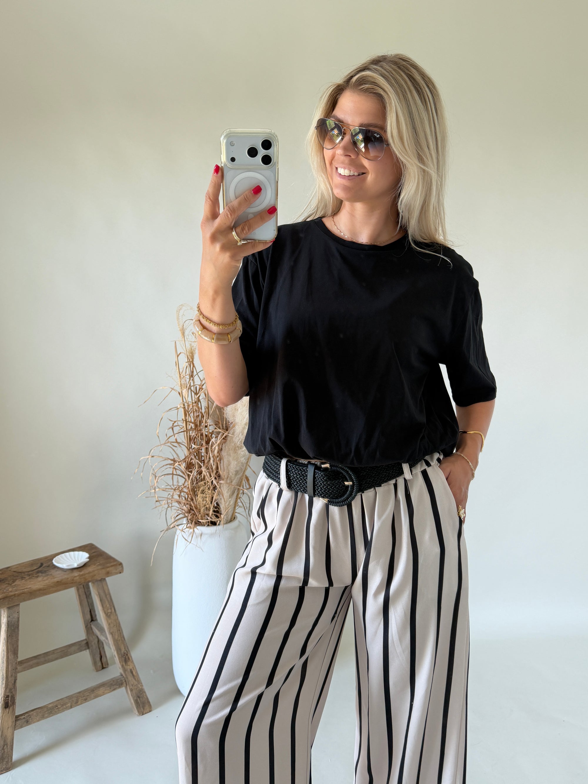 T - Shirt in Schwarz mit Gummizug am Bund