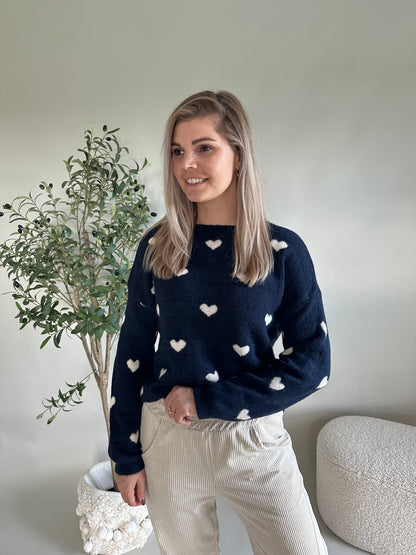 Pullover in Dunkelblau mit Herzen in Wollweiß