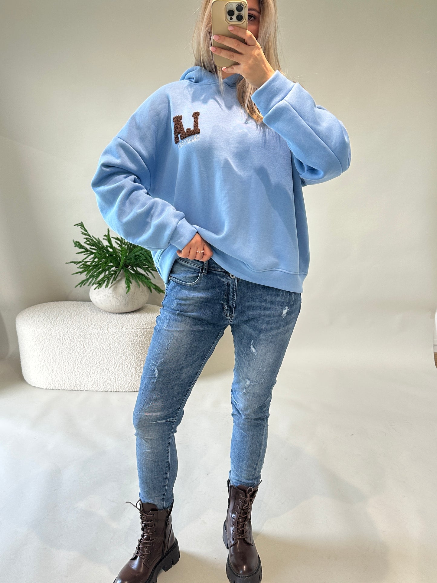 pullover mit kapuze in hellblau mit aufschrift in schokobraun la