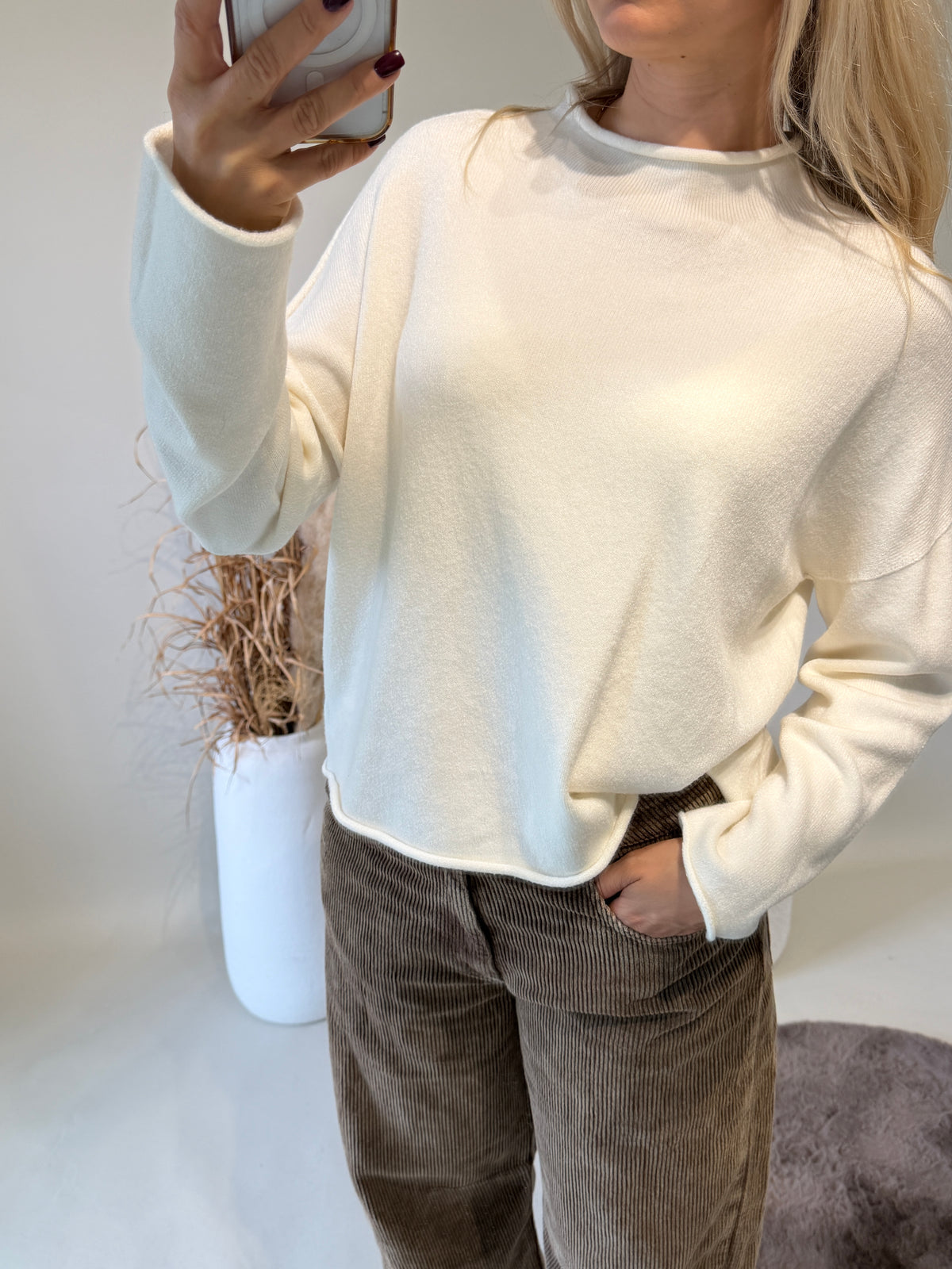 Pullover in Wollweiß mit etwas höheren Kragen