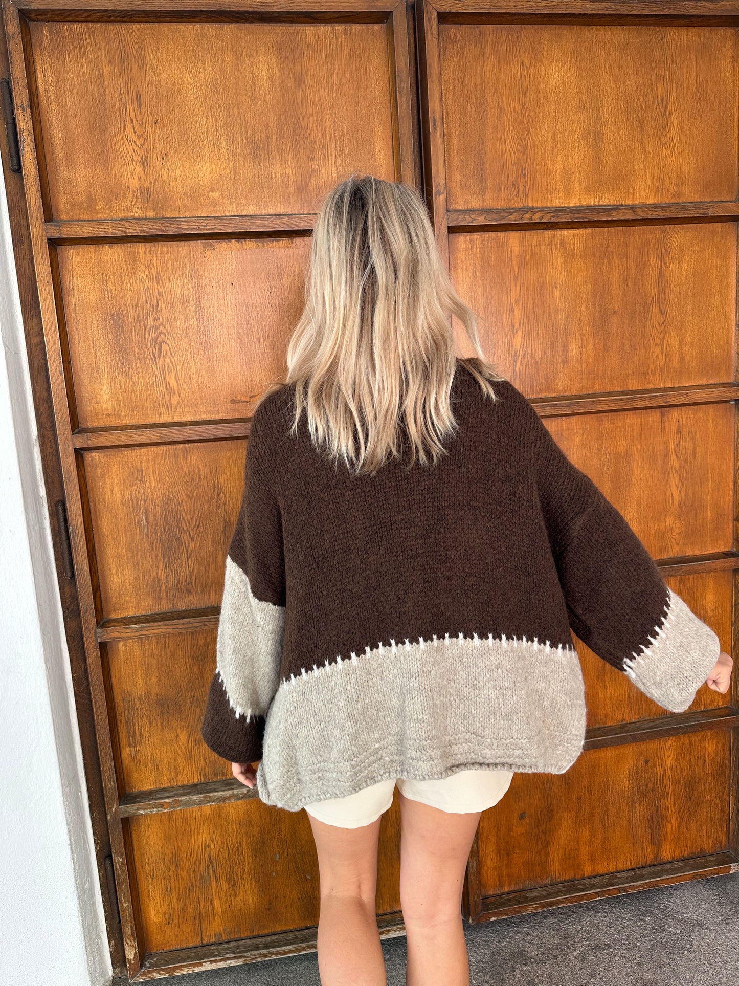 strickjacke in schokobraun/beige/wollweiß ohne knöpfe