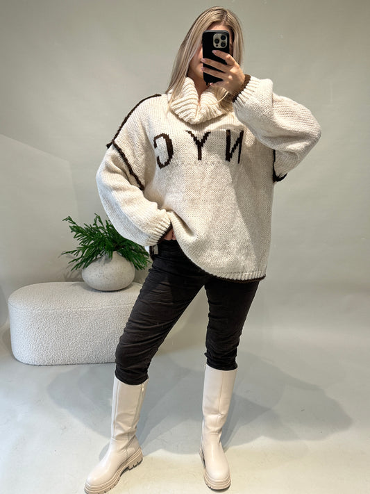Pullover in Sand mit Schokobrauner Aufschrift (NYC) und weitem Rollkragen