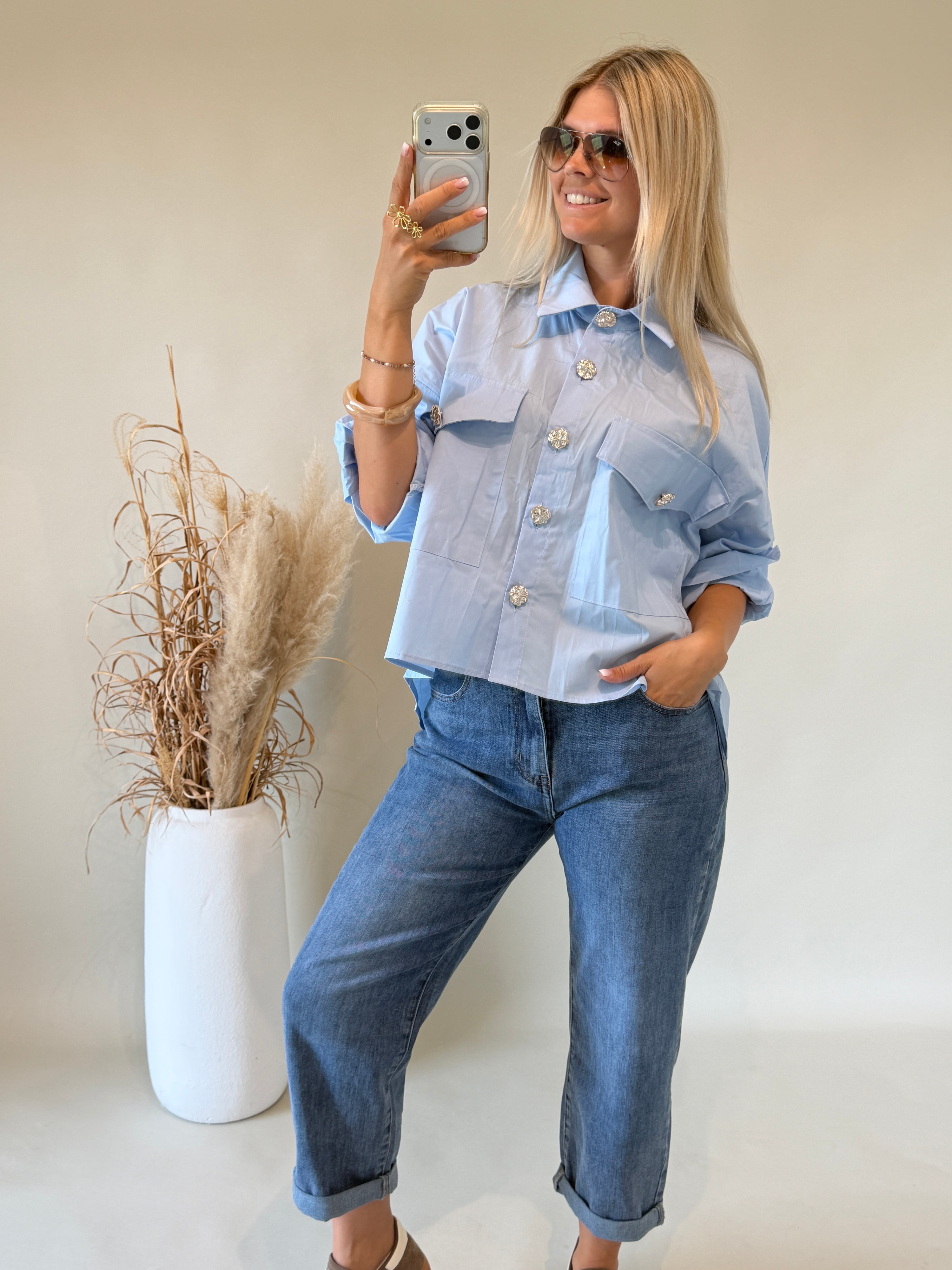 Bluse in Hellblau mit Brusttaschen und Goldenen Köpfen