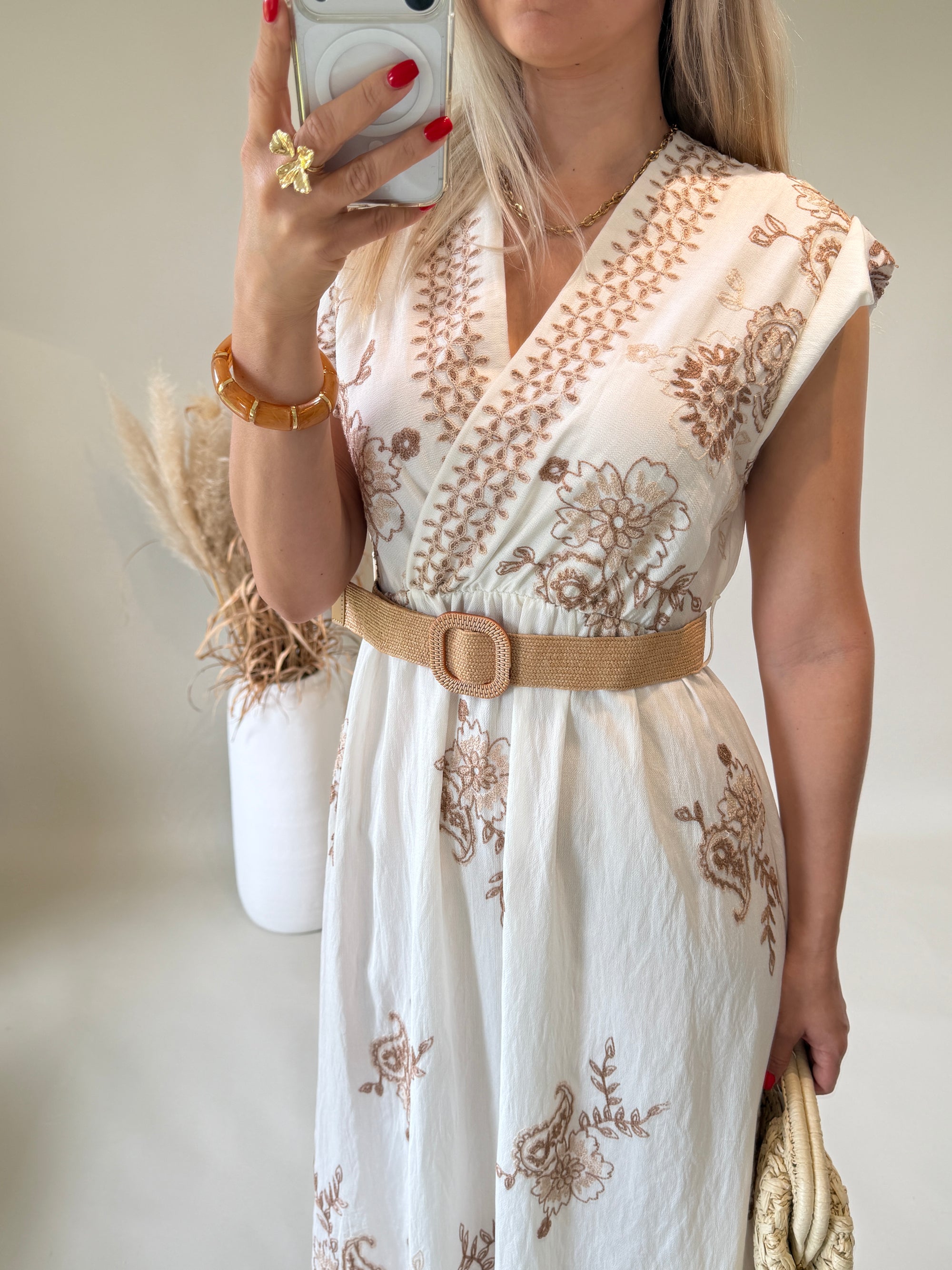 Kleid in Wollweiß mit Bohospitze in Zimt mit Gürtel