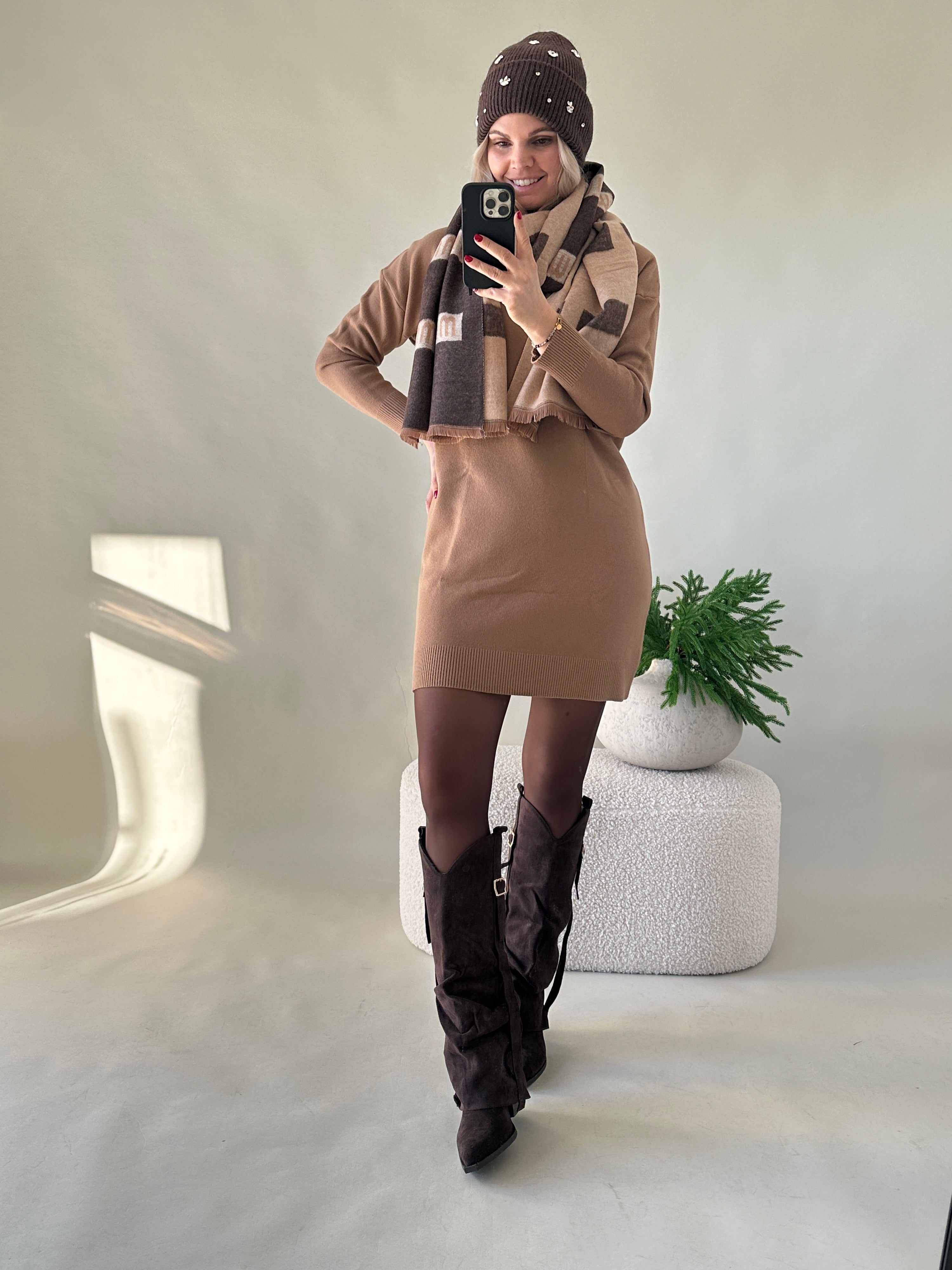 Strickkleid in Zimt mit kleiner Tasche vorne