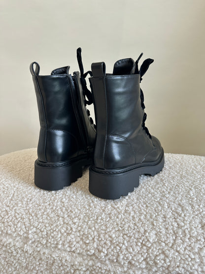 Boots in Schwarz mit Glitzer