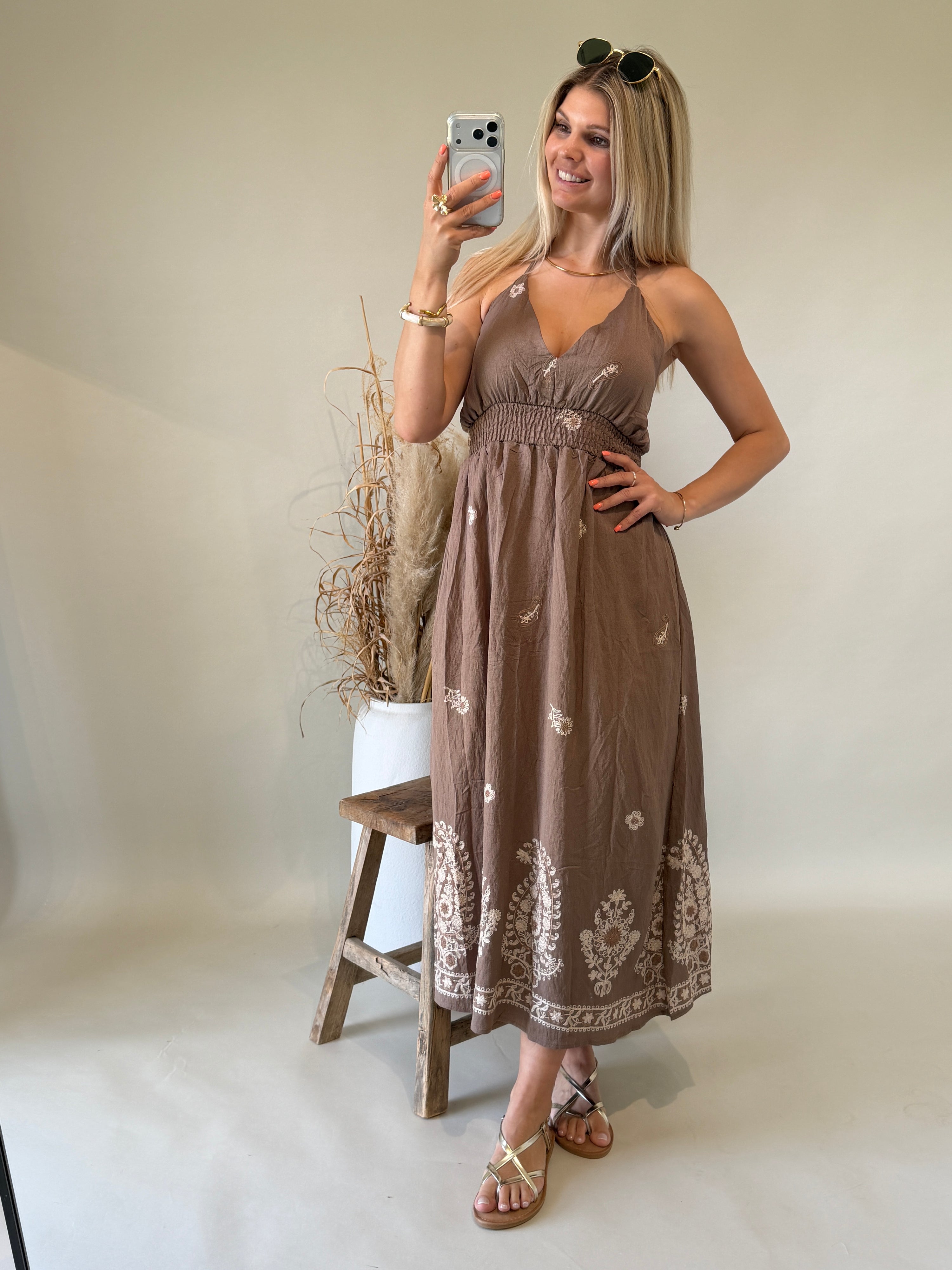 Kleid in Schokobraun mit Beigen Stickereien ( Mit Holzperlen )