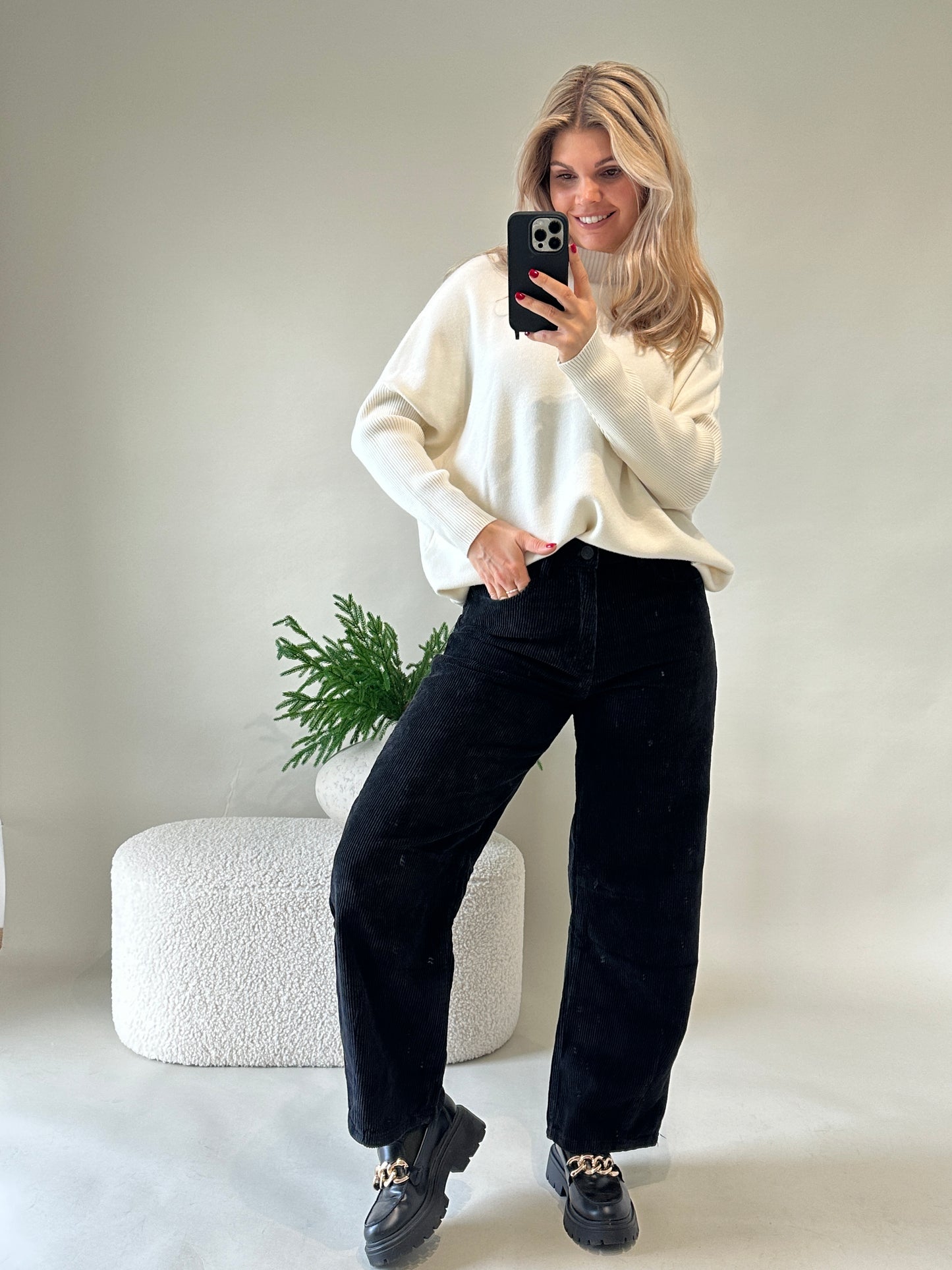 pullover in wollweiß mit muster am arm