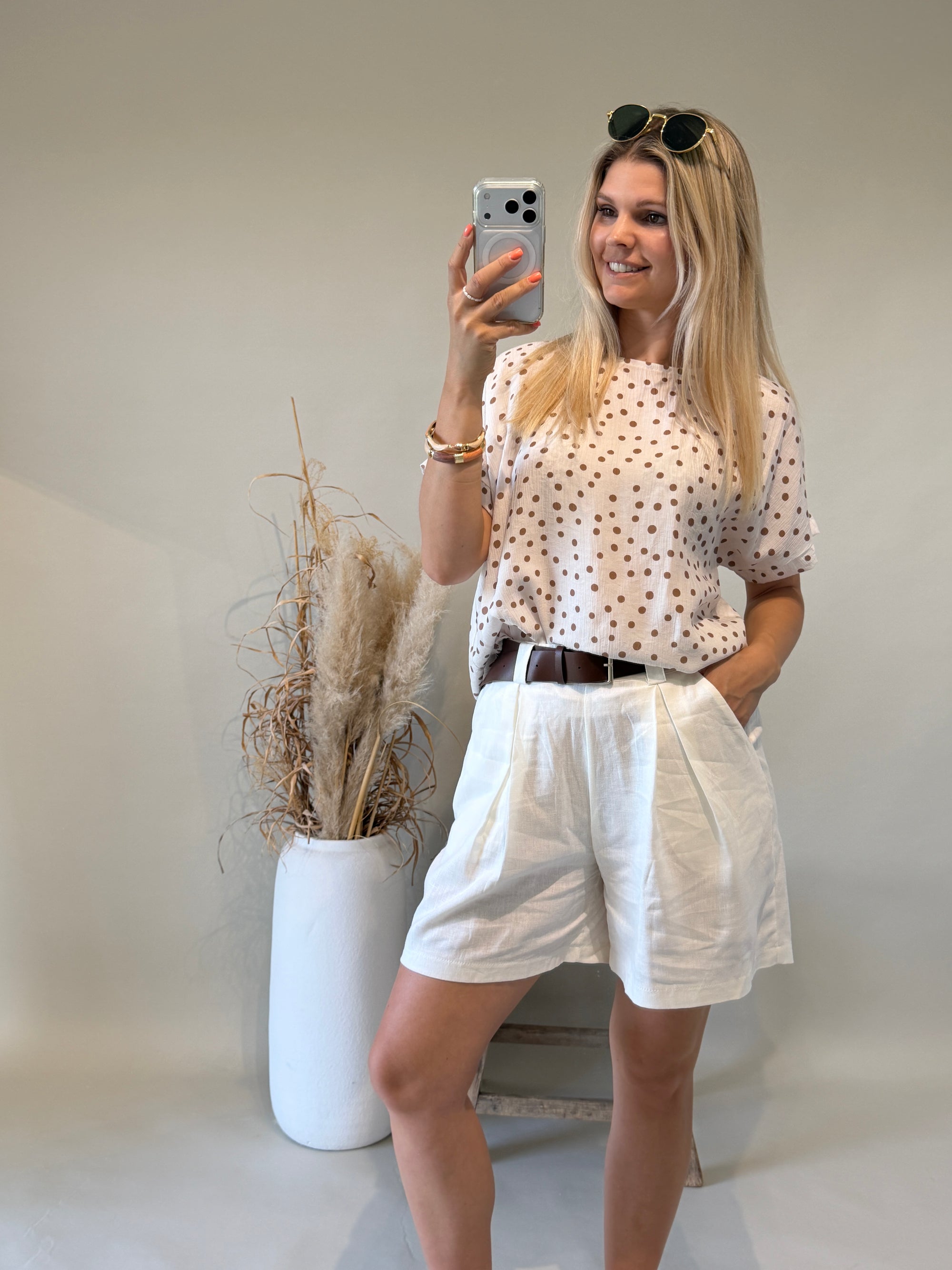 Bluse in Wollweiß mit Braunen Punkten hinten zum Binden