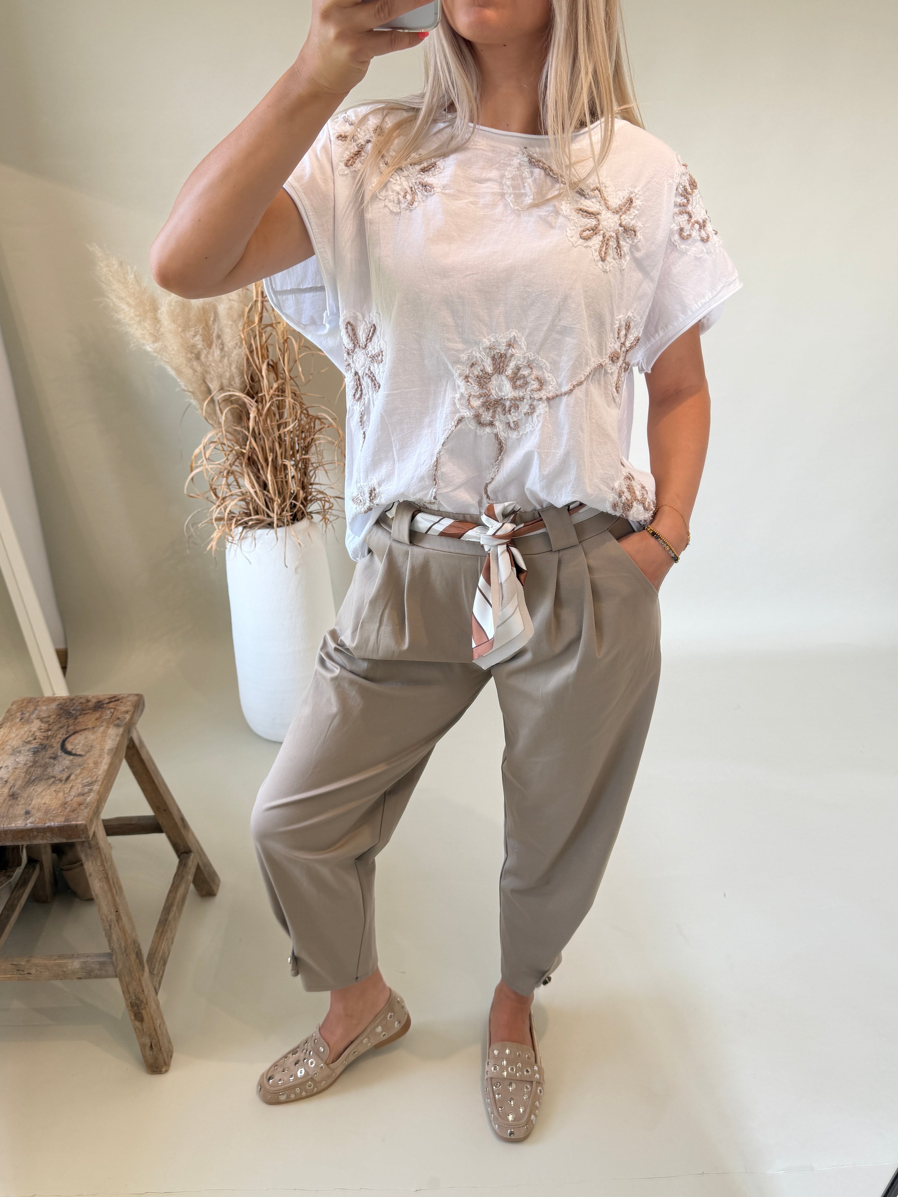 T - Shirt in Weiß mit Blumenmuster in Zimt