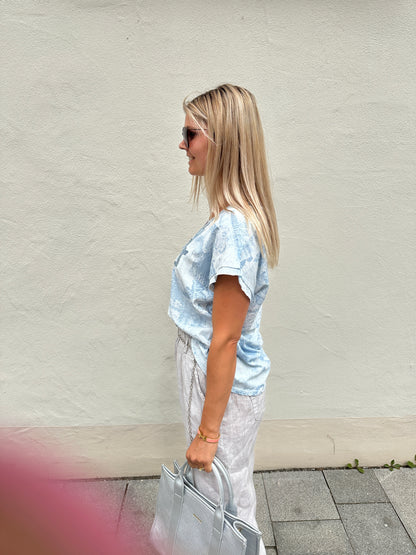 Shirt gemuster in Hellblau mit Aufschrift (Dior)