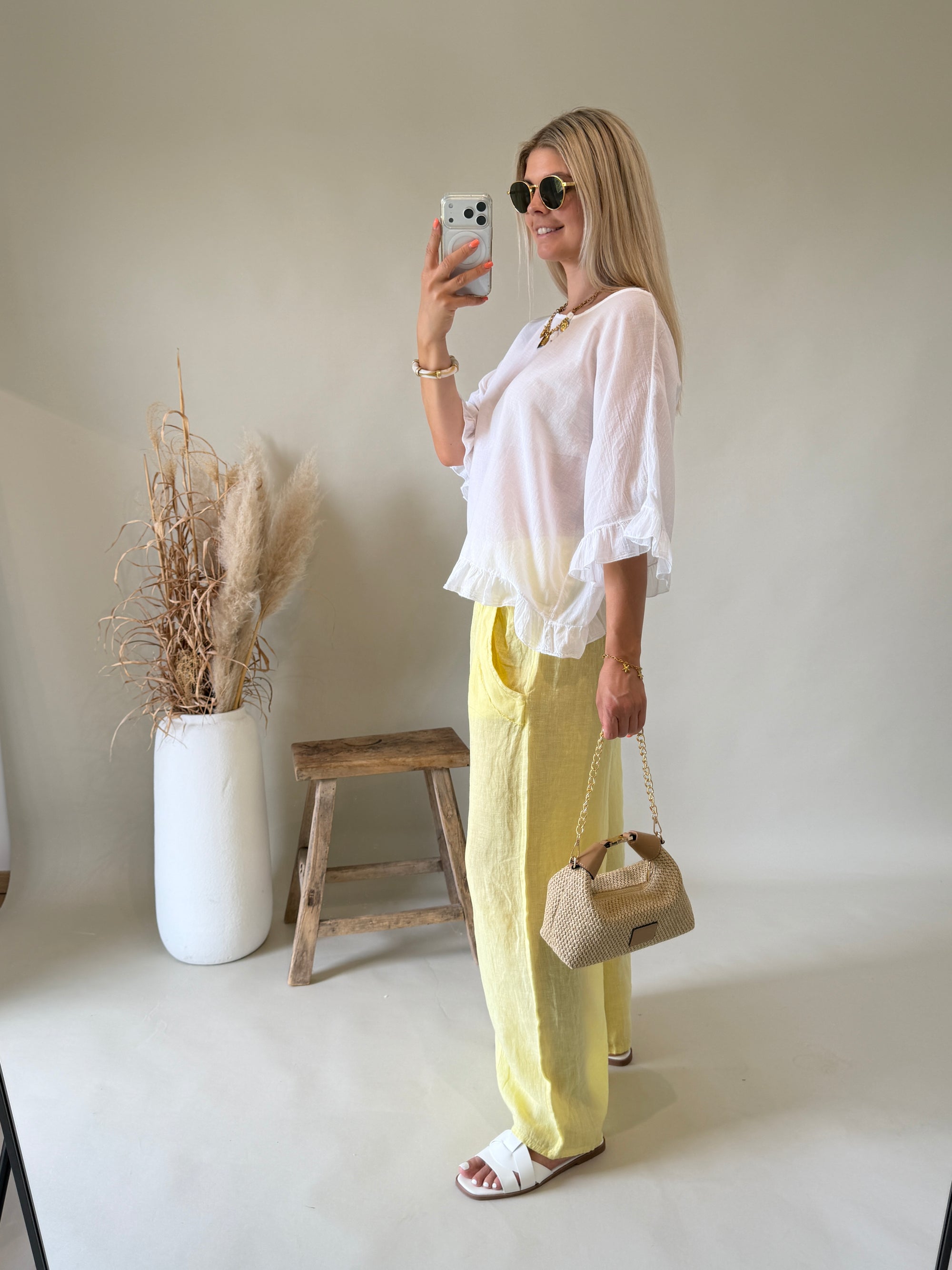 Bluse in Weiß mit Rüschen am Arm / Bund