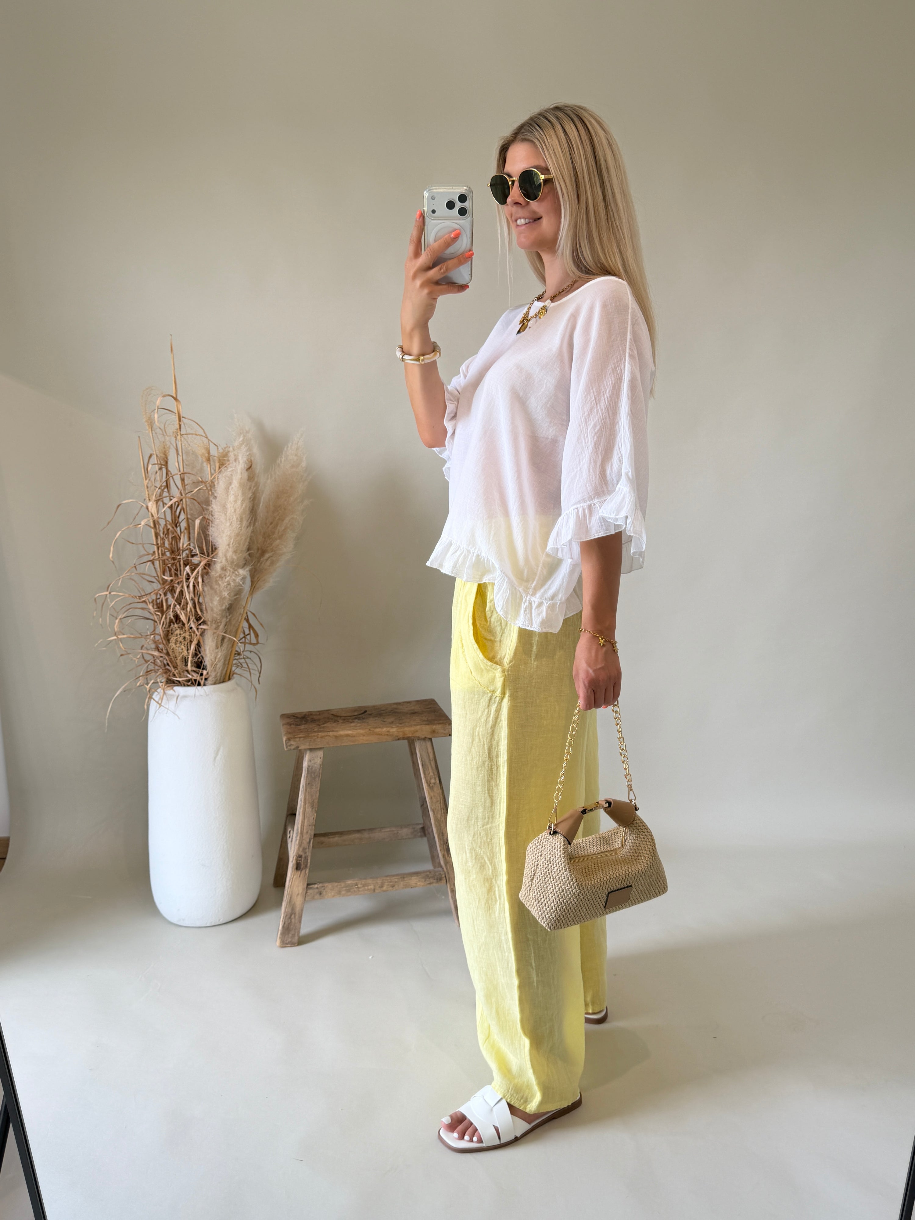 Bluse in Weiß mit Rüschen am Arm / Bund