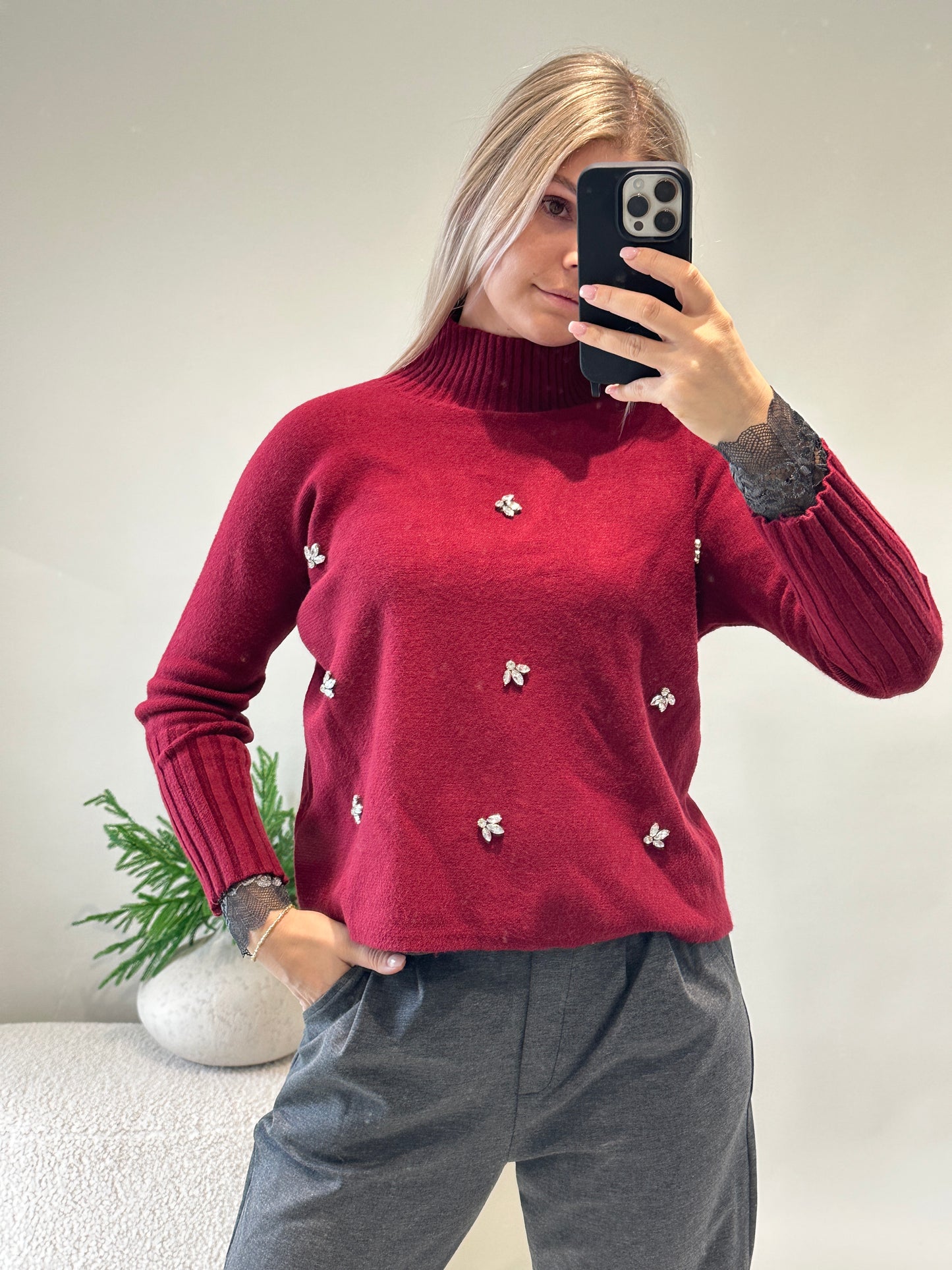 pullover in burgundy mit glitzersteinen vorne