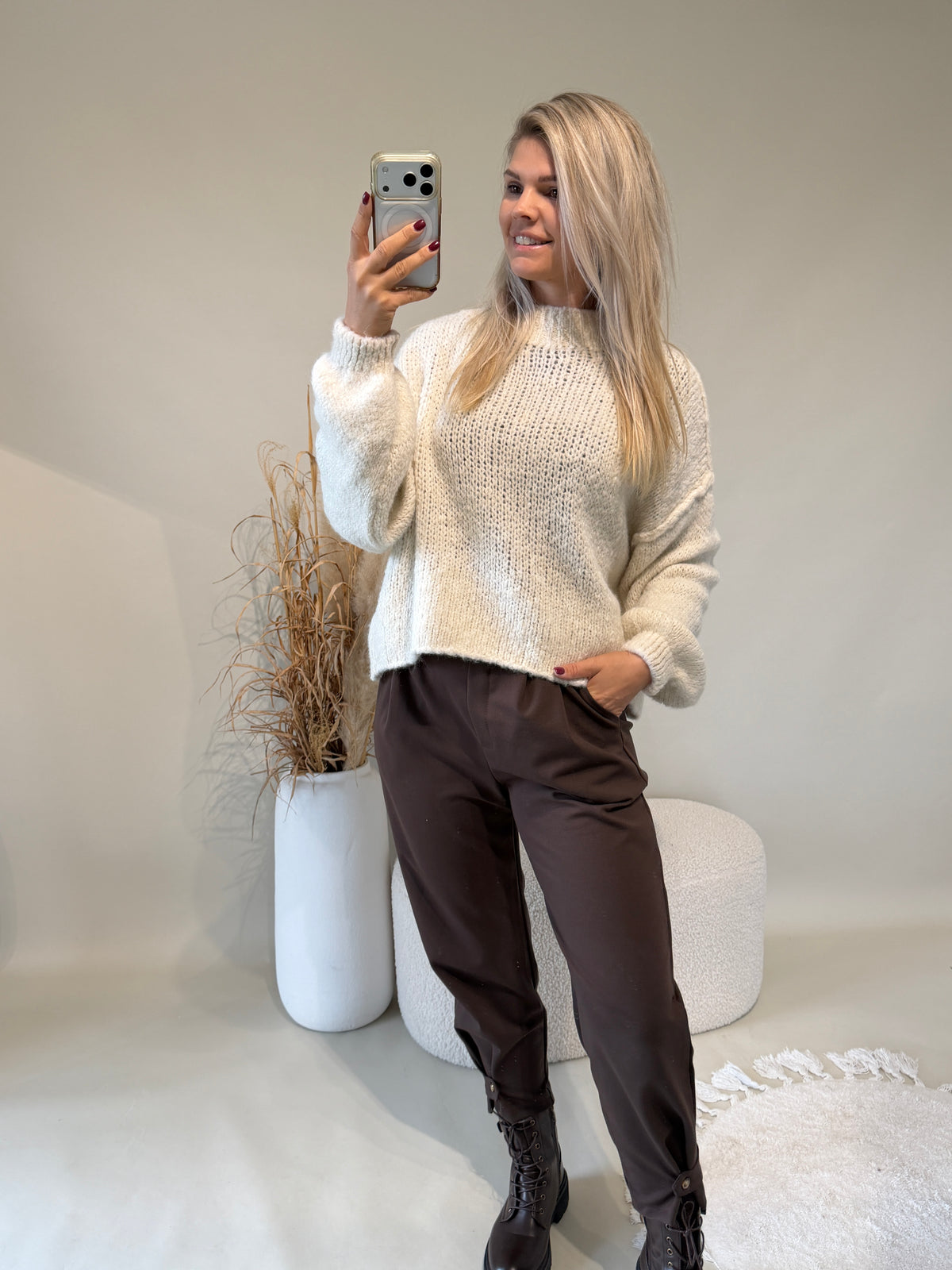 Pullover in Wollweiß mit kleinen Stehkragen