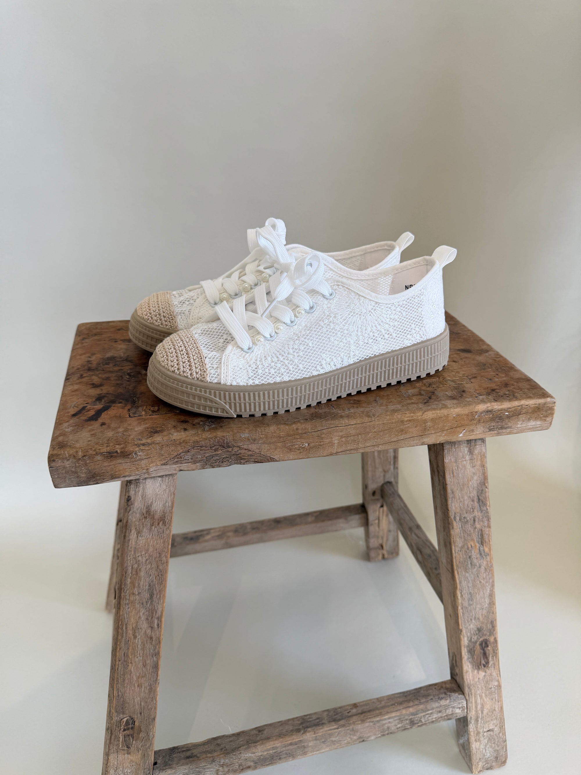 Sneaker in Weiß aus Spitze