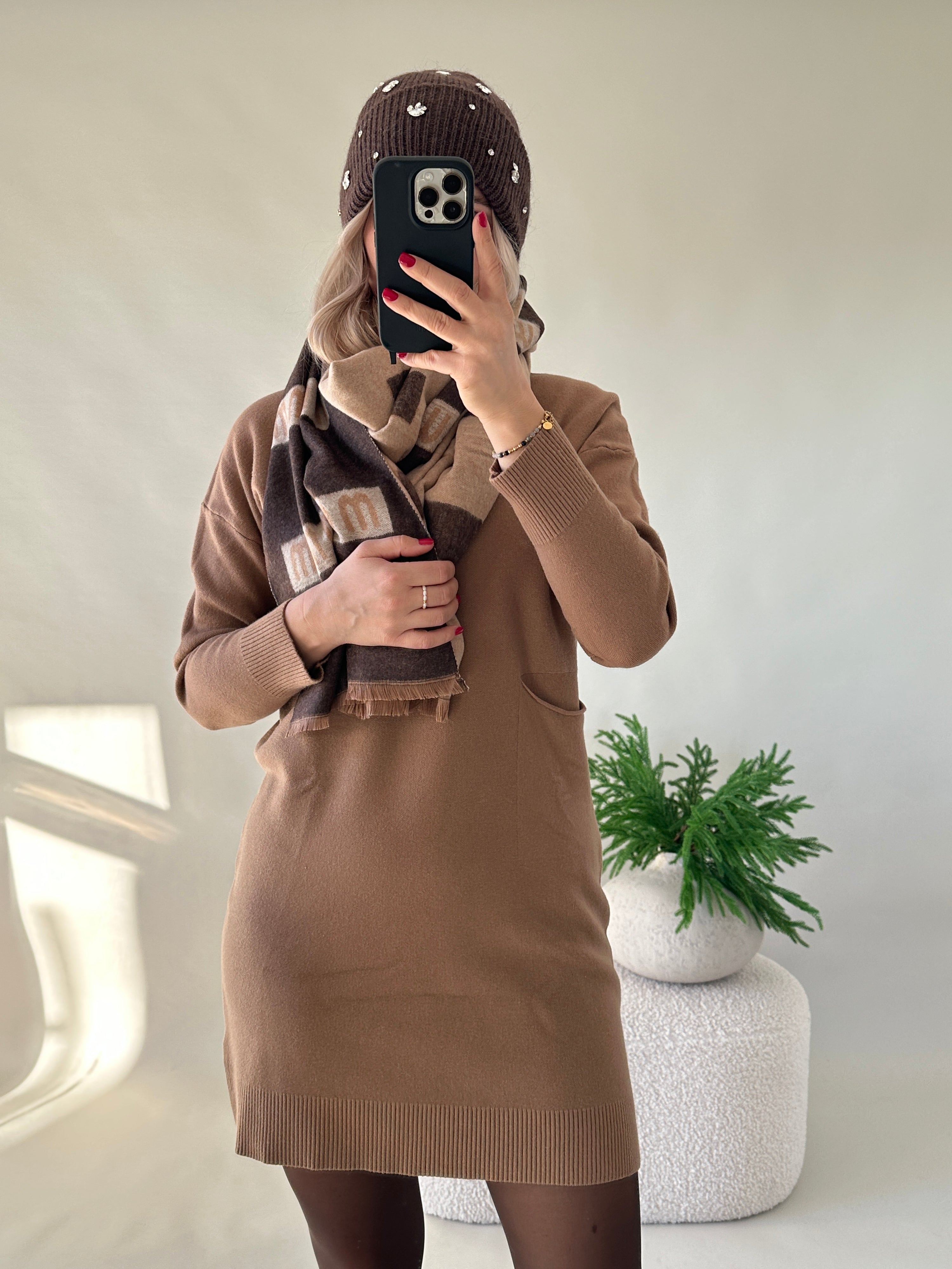 Strickkleid in Zimt mit kleiner Tasche vorne