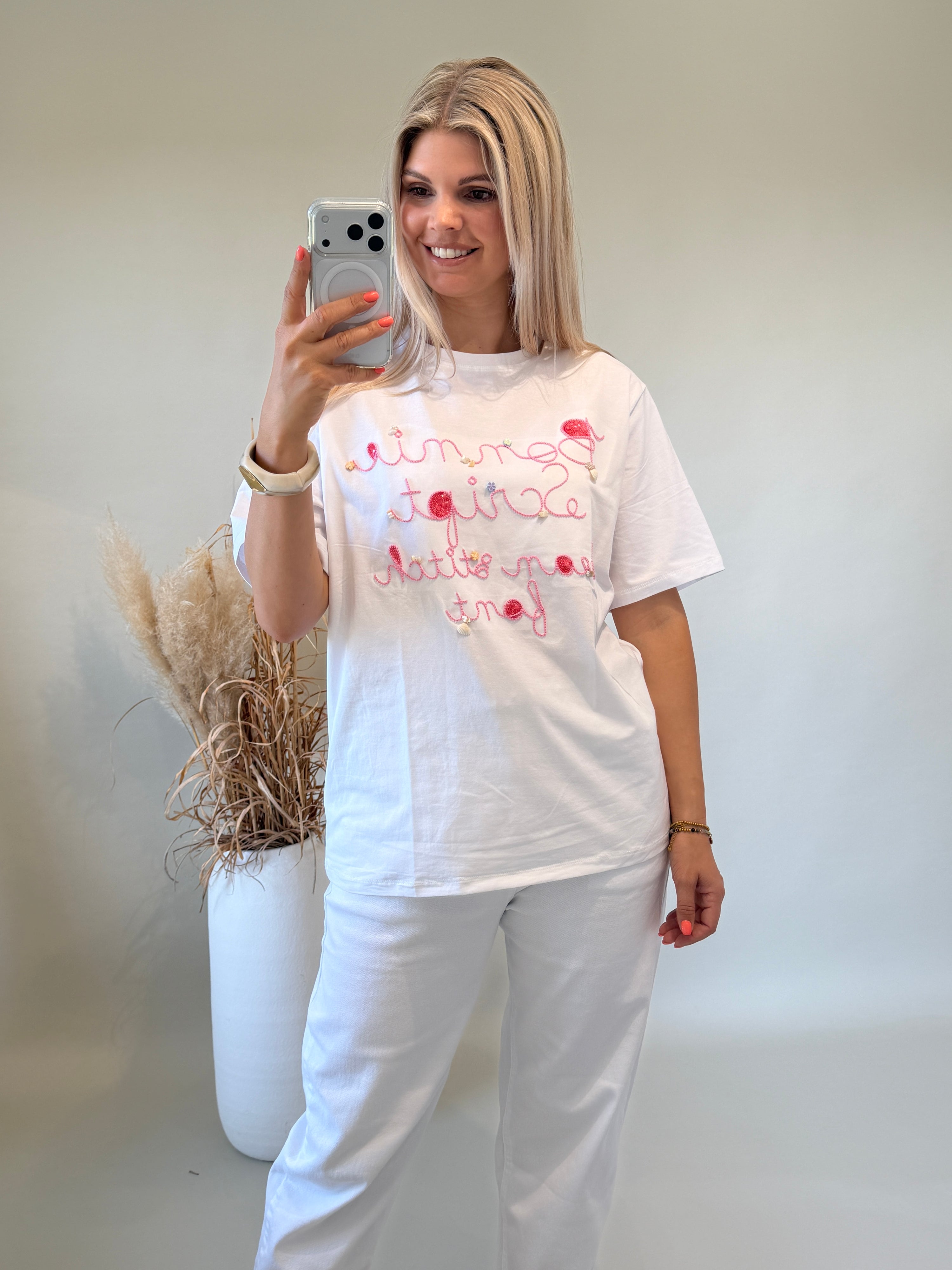 T - Shirt in Weiß mit Aufschrift in Rosa