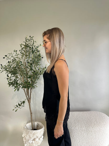 Top mit Spitze in Schwarz