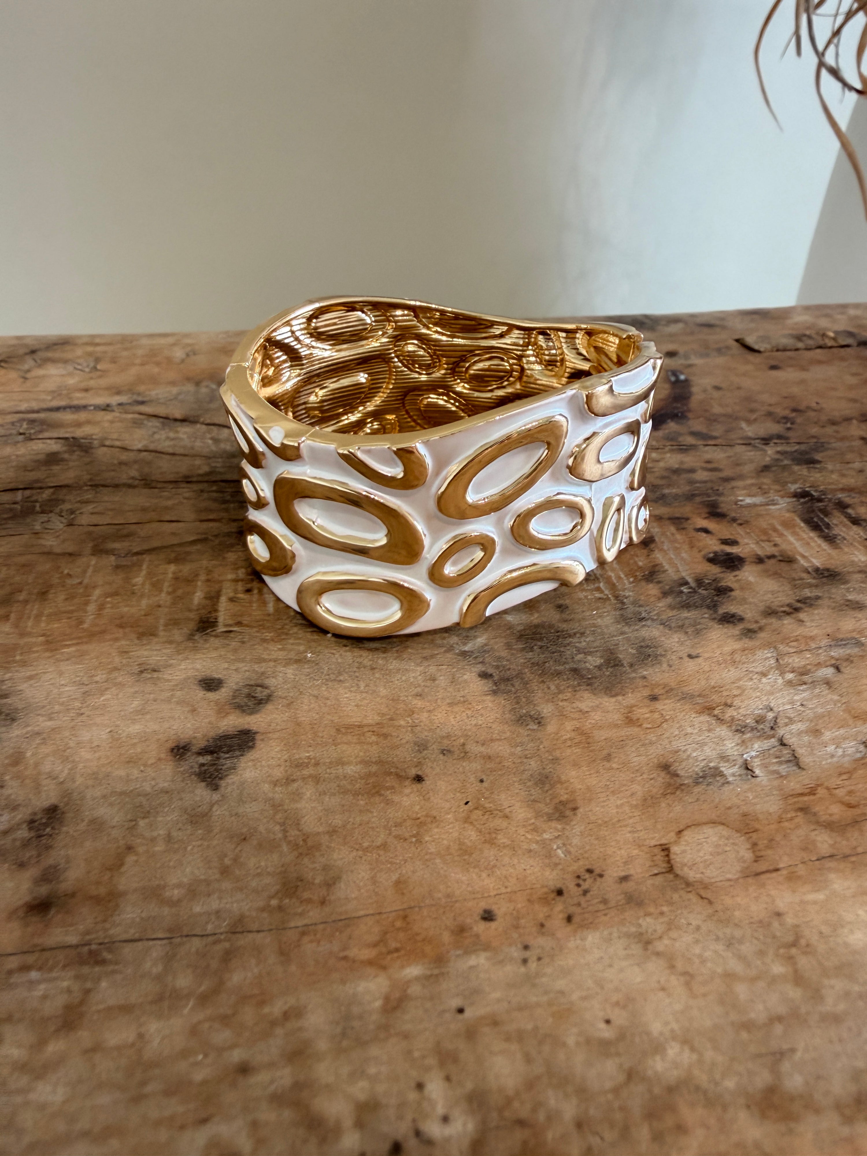 Armreif in Gold mit Wollweißen - Leomuster