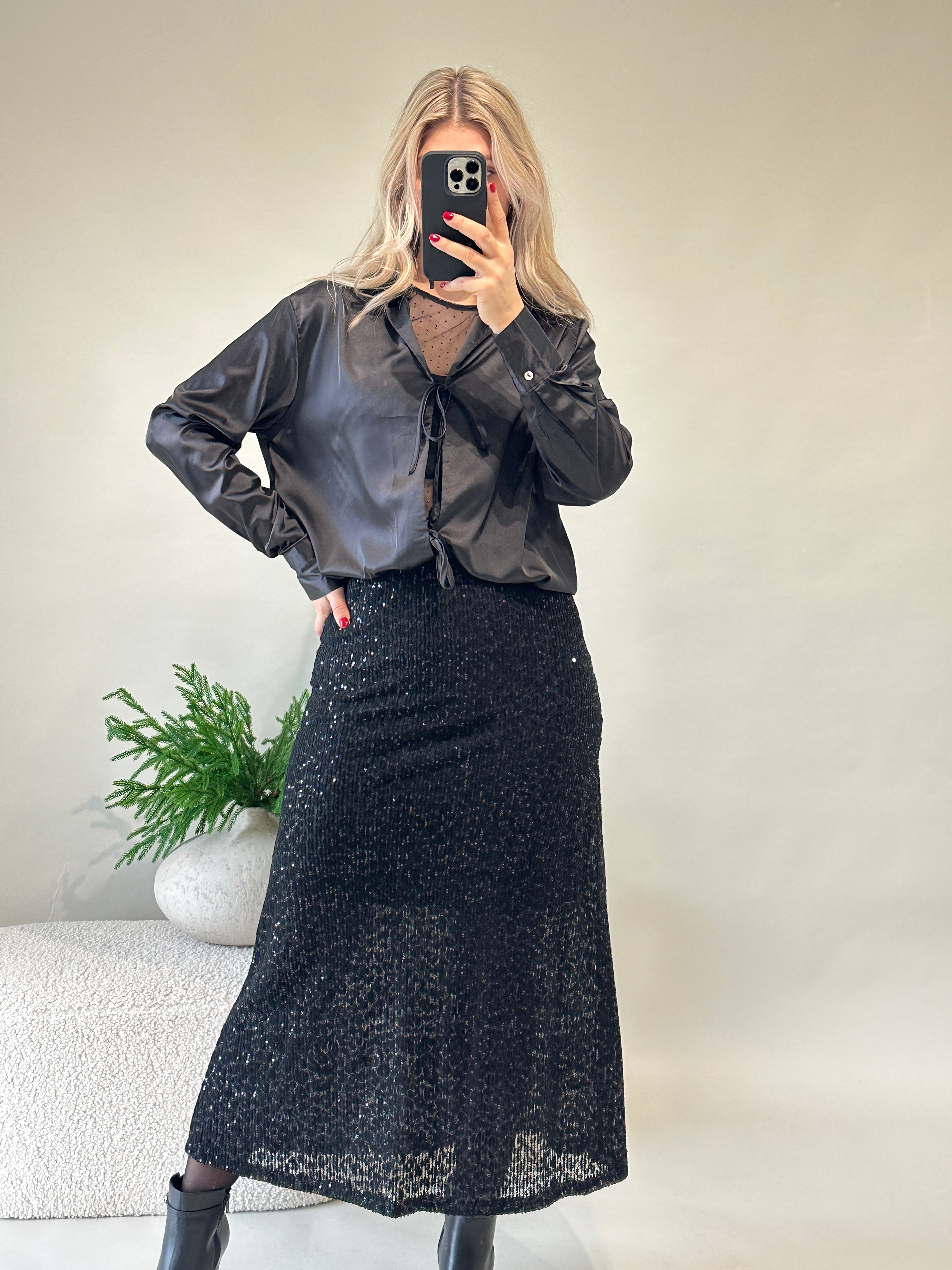 Bluse in Schwarz (Satin) vorne zum Binden