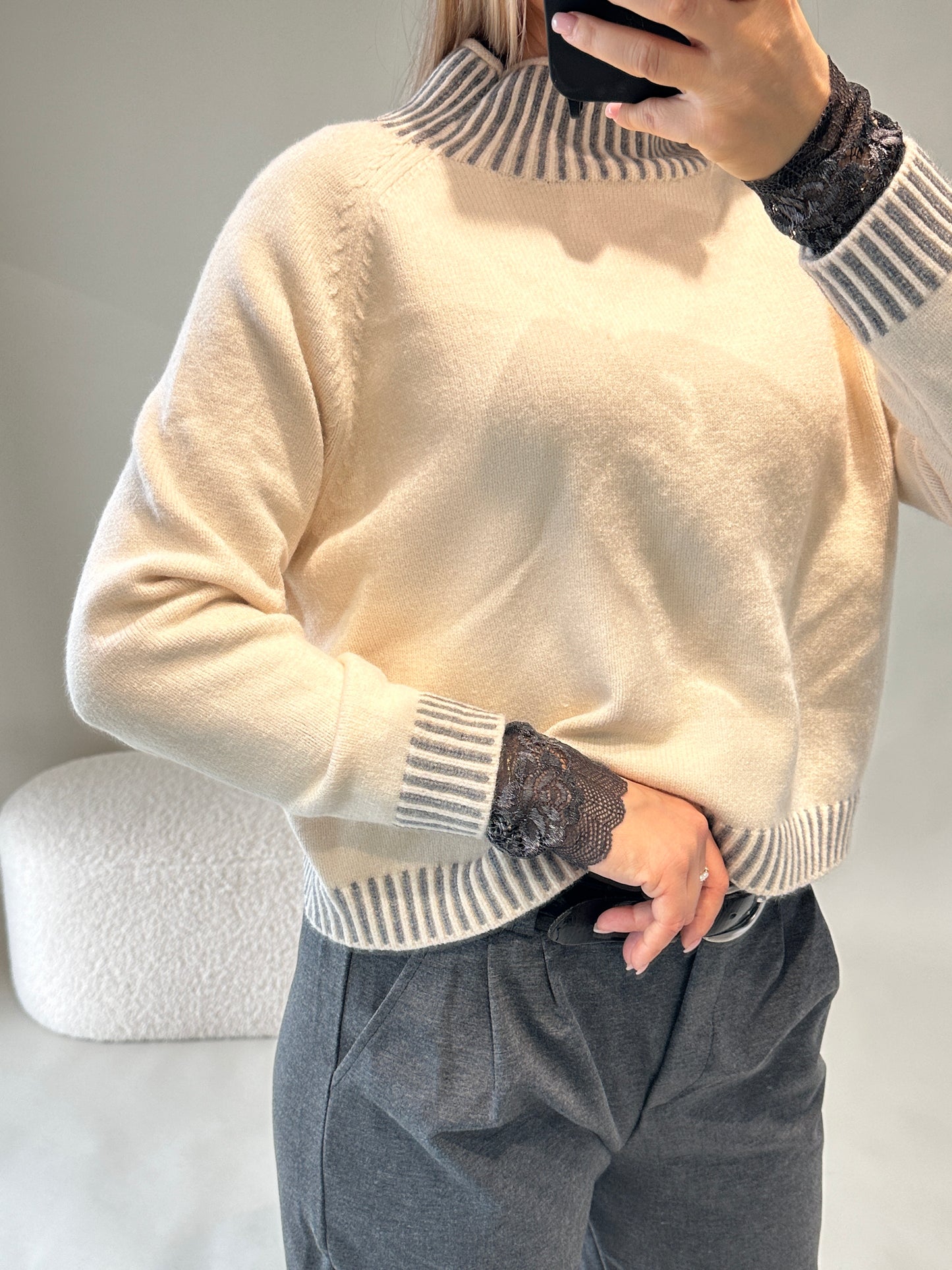 pullover in wollweiß mit grauen streifen an bund und kragen