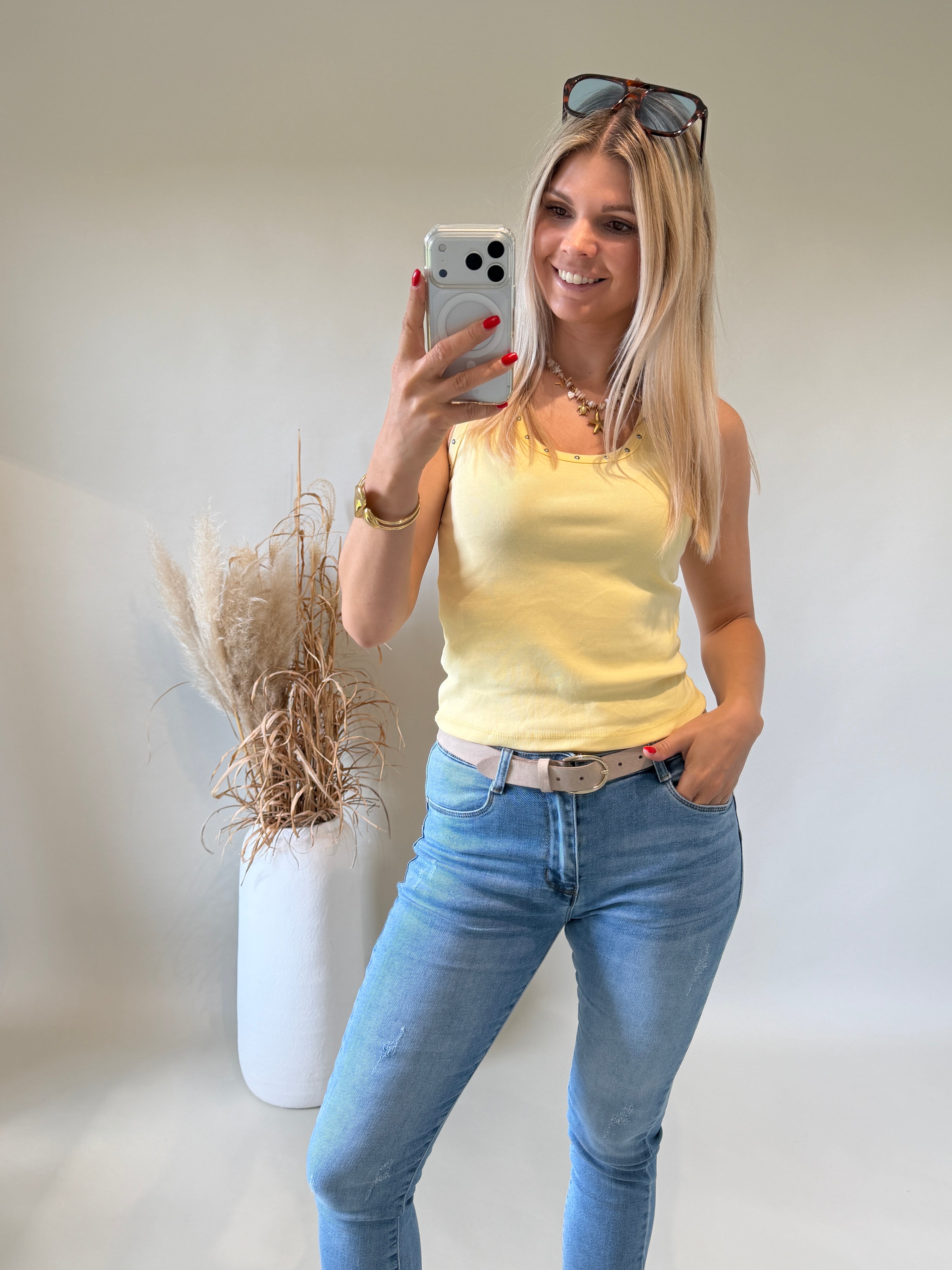 Top in Vanillegelb mit Nieten