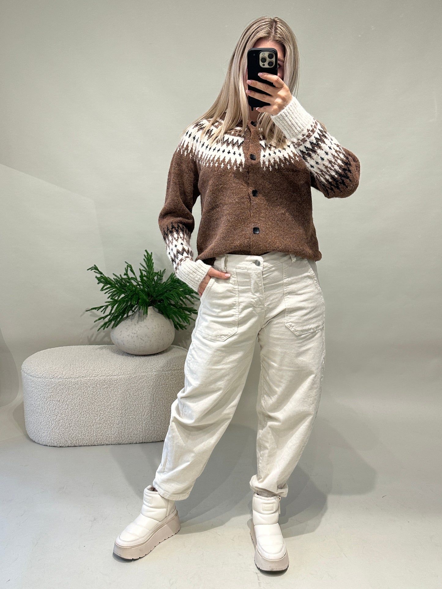 strickjacke in zimt/wollweiß/schwarz