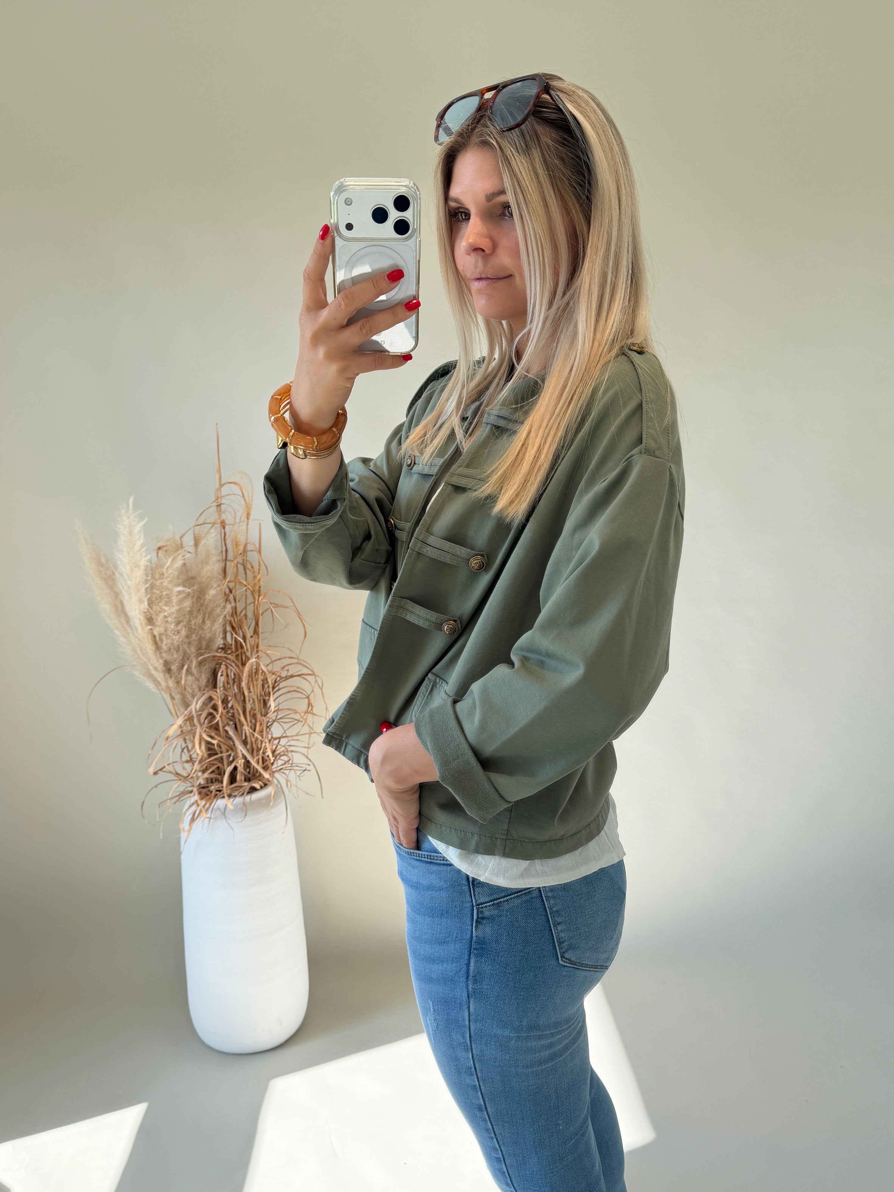 Jacke in Olivgrün mit Knöpfen vorne