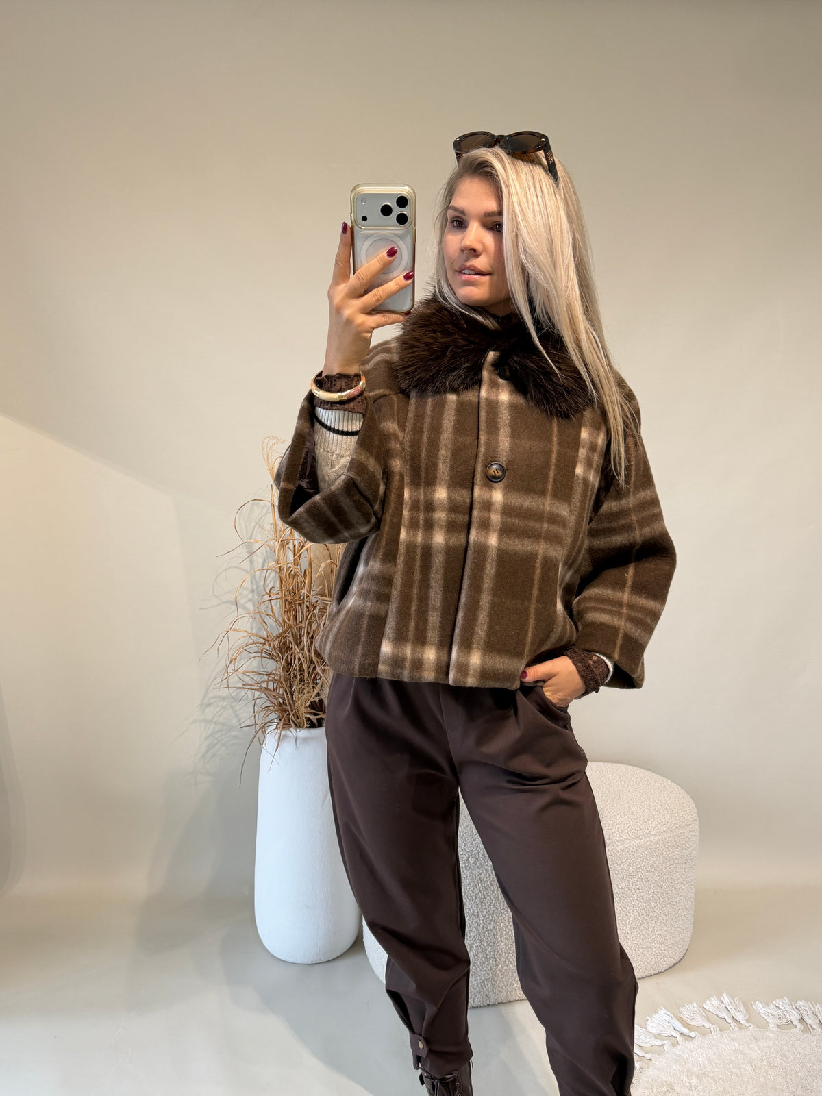 Jacke in Schokobraun / Wollweiß kariert mit Kunstfellkragen