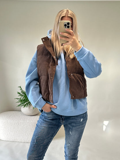 Pullover mit Kapuze in Hellblau mit Aufschrift in Schokobraun LA