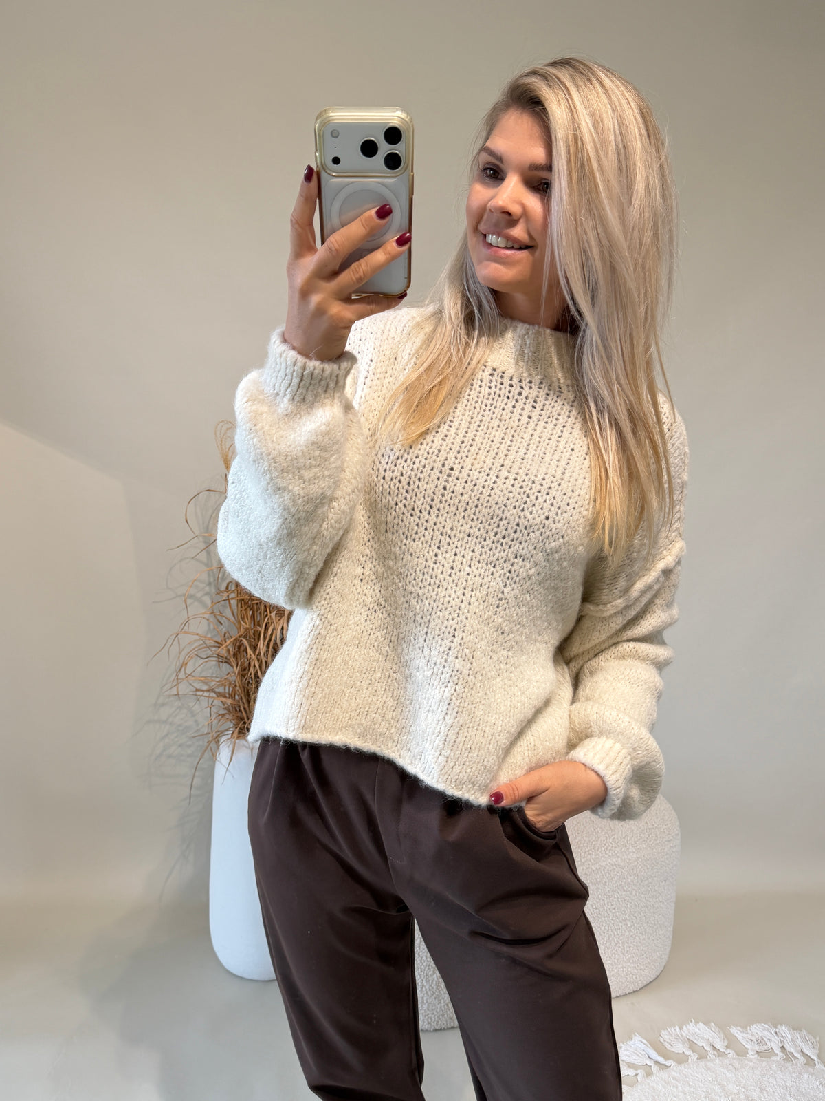 Pullover in Wollweiß mit kleinen Stehkragen