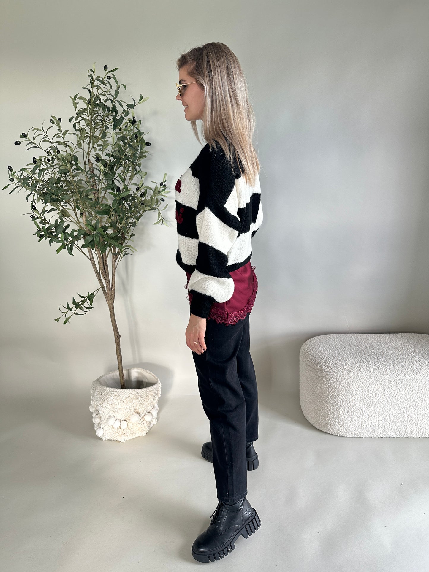 pullover in schwarz/wollweiß gestreift mit aufschrift in bordeaux