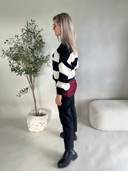 Pullover in Schwarz/Wollweiß gestreift mit Aufschrift in Bordeaux