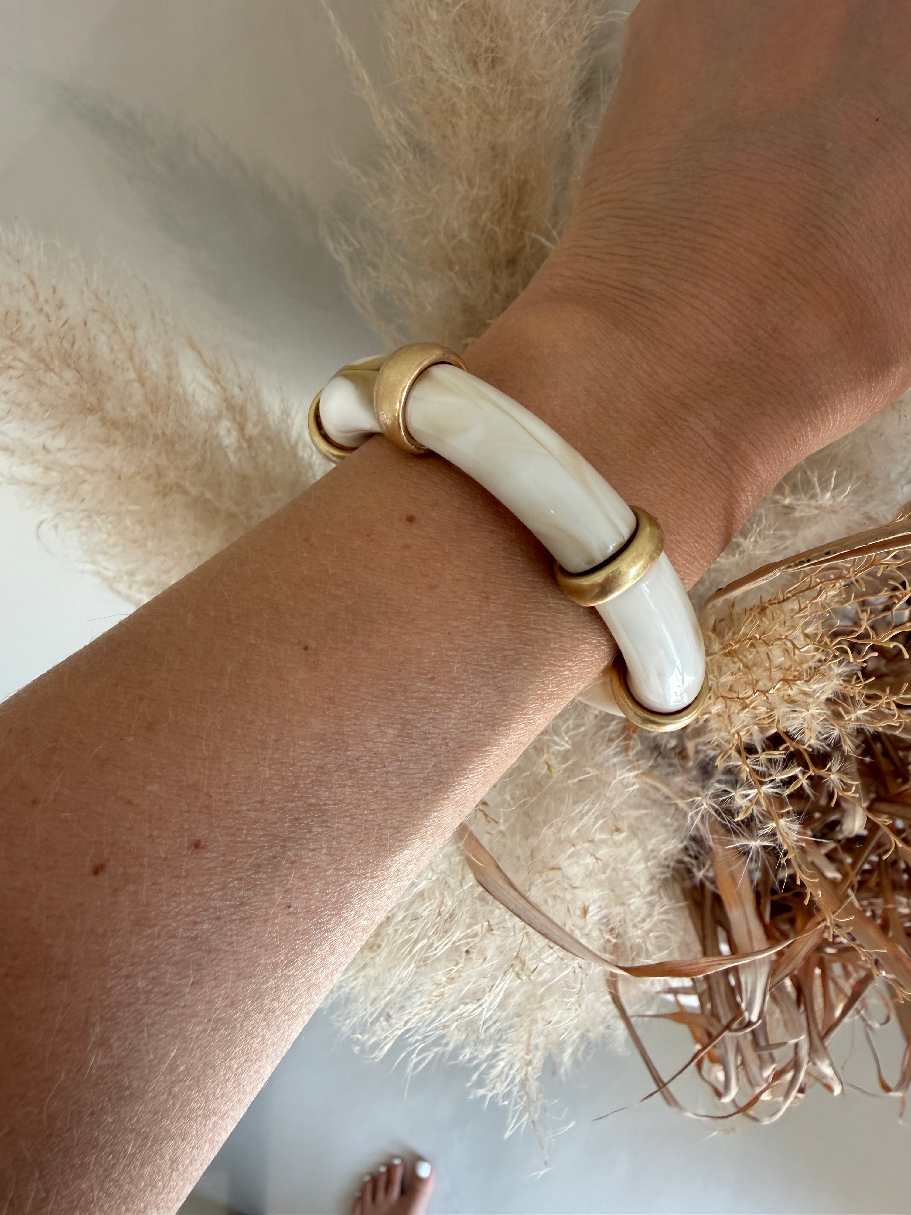 Armreif in Gold / Wollweiß