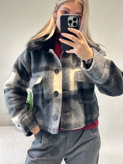 Jacke in Schwarz/Grau/Wollweiß kariert mit Schwarzem Kunst-Pelzkragen