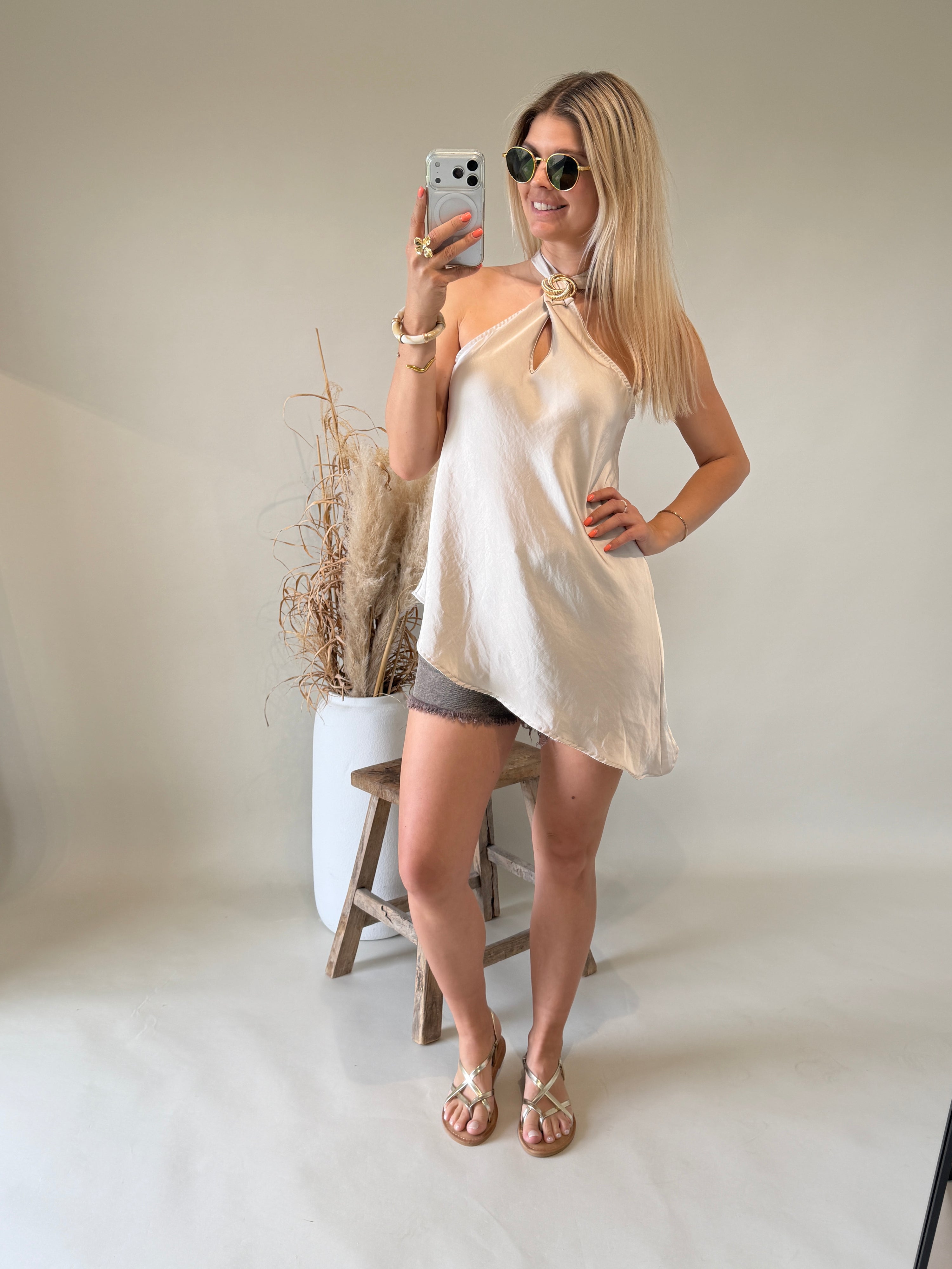 Bluse in Beige ( Neckholder ) mit goldener Spange