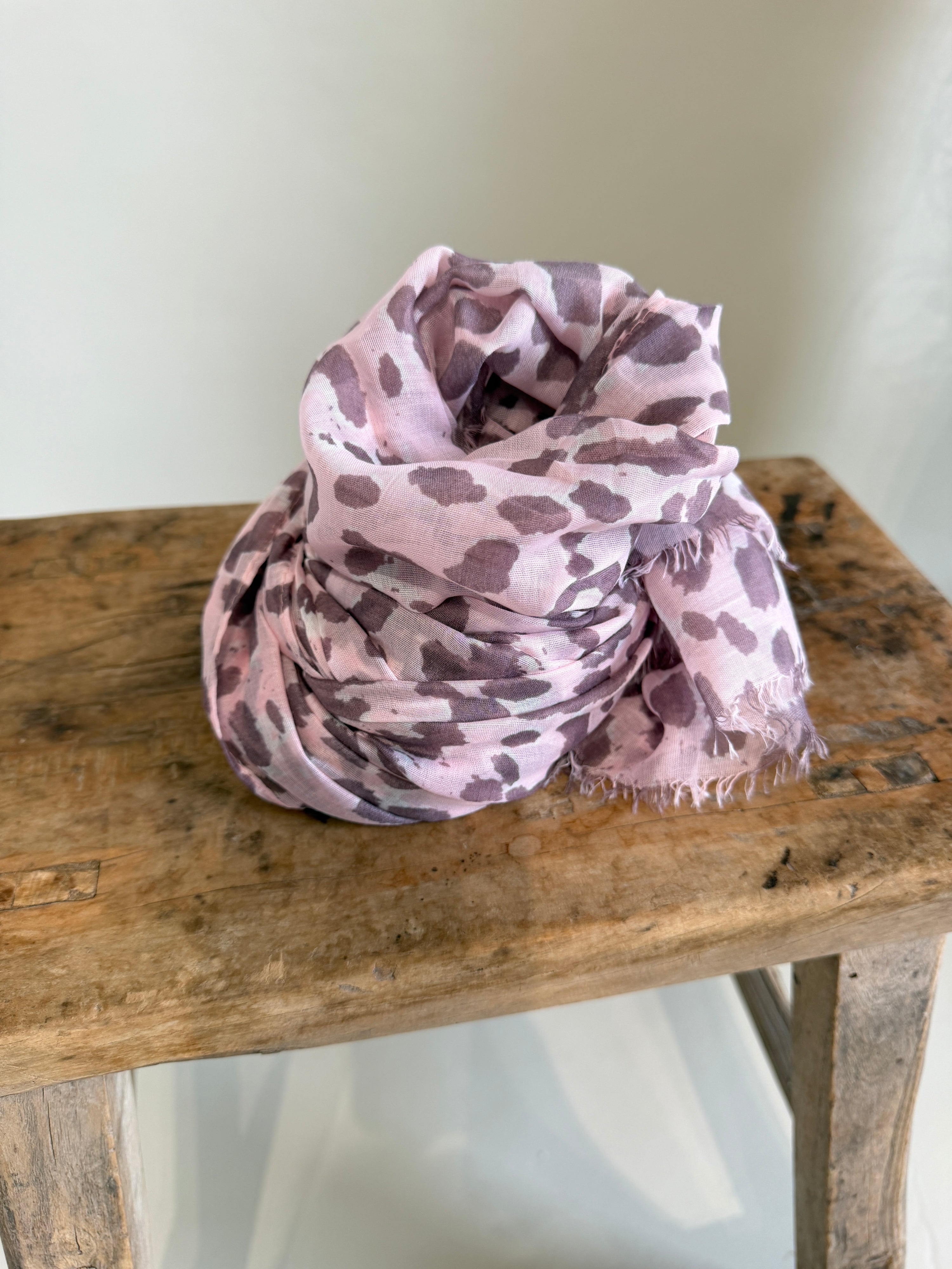 Schal in Rosa mit Leomuster