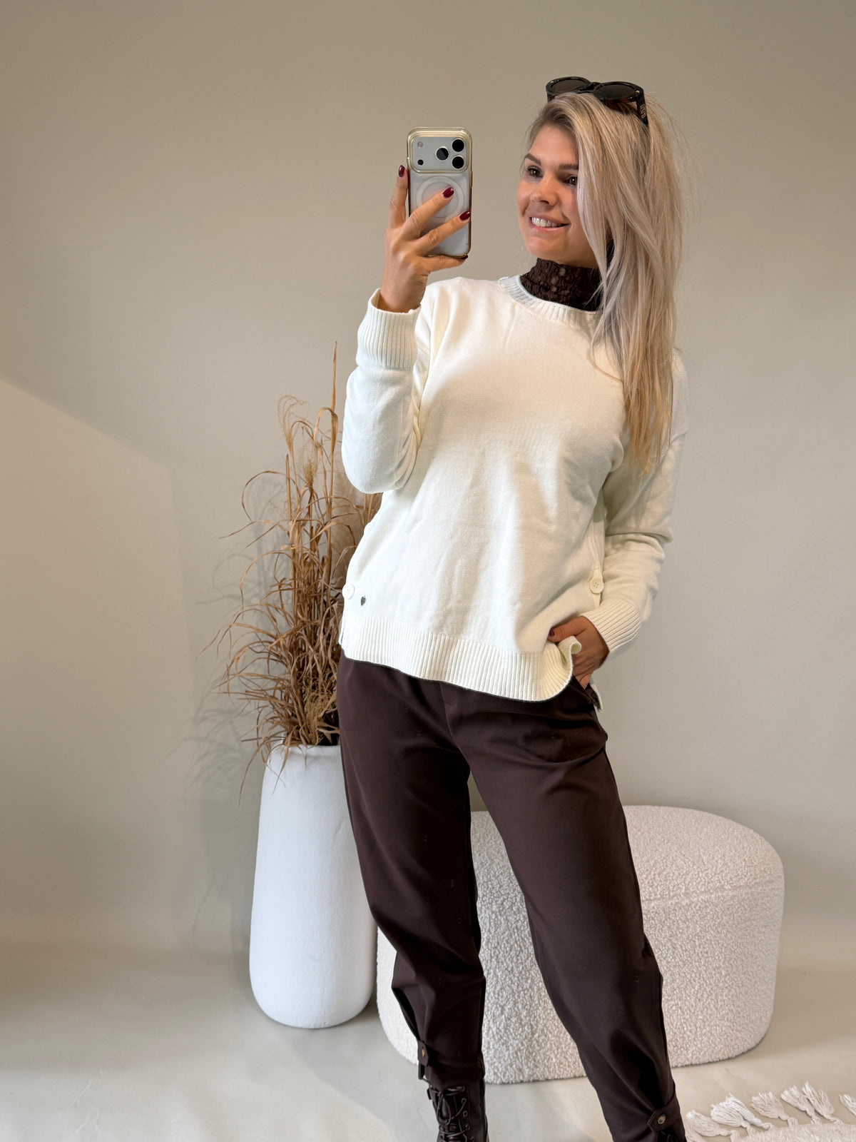Pullover in Wollweiß mit Knöpfen an der Seite