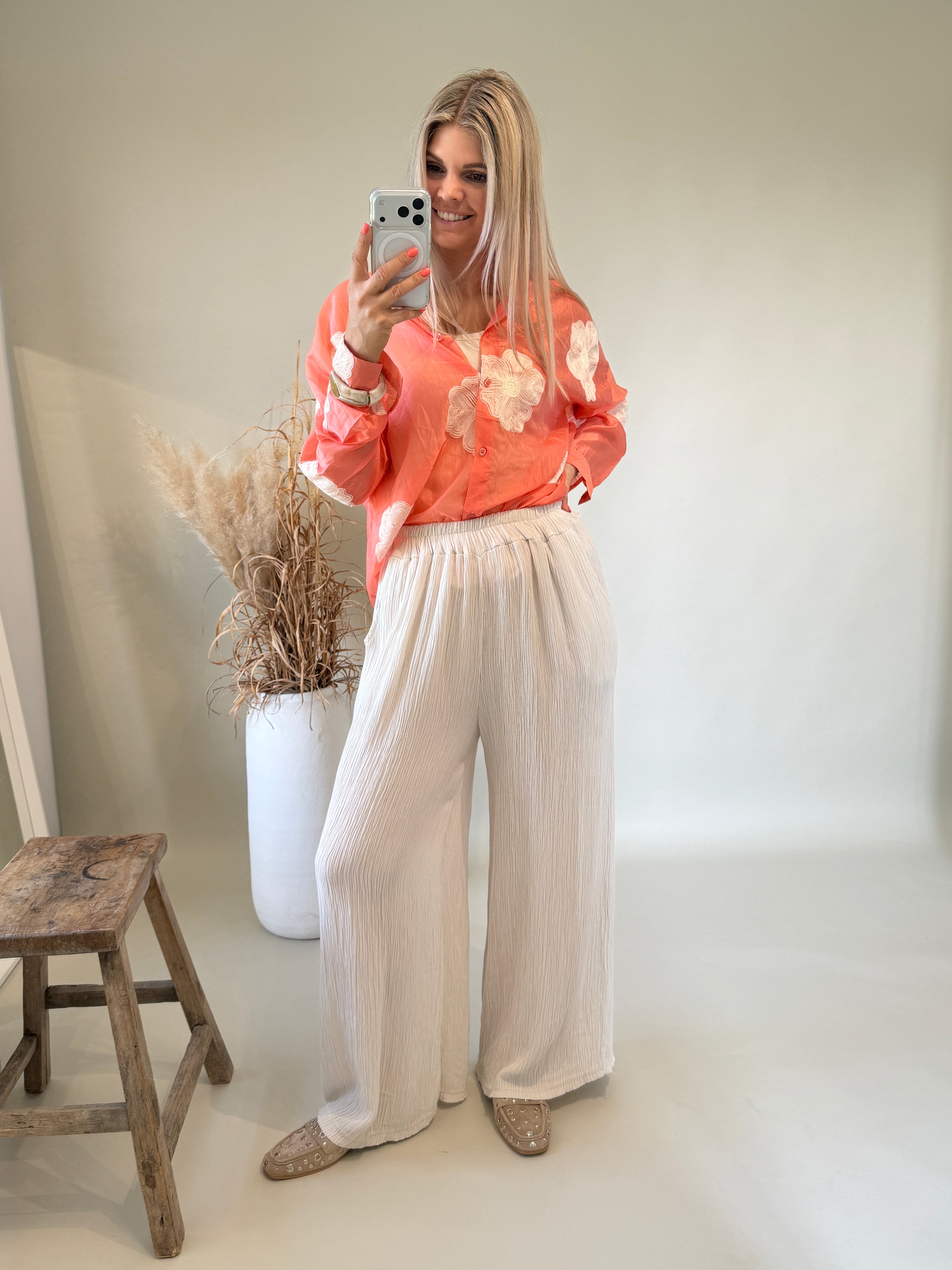 Bluse in Apricot mit Blumenstickerei