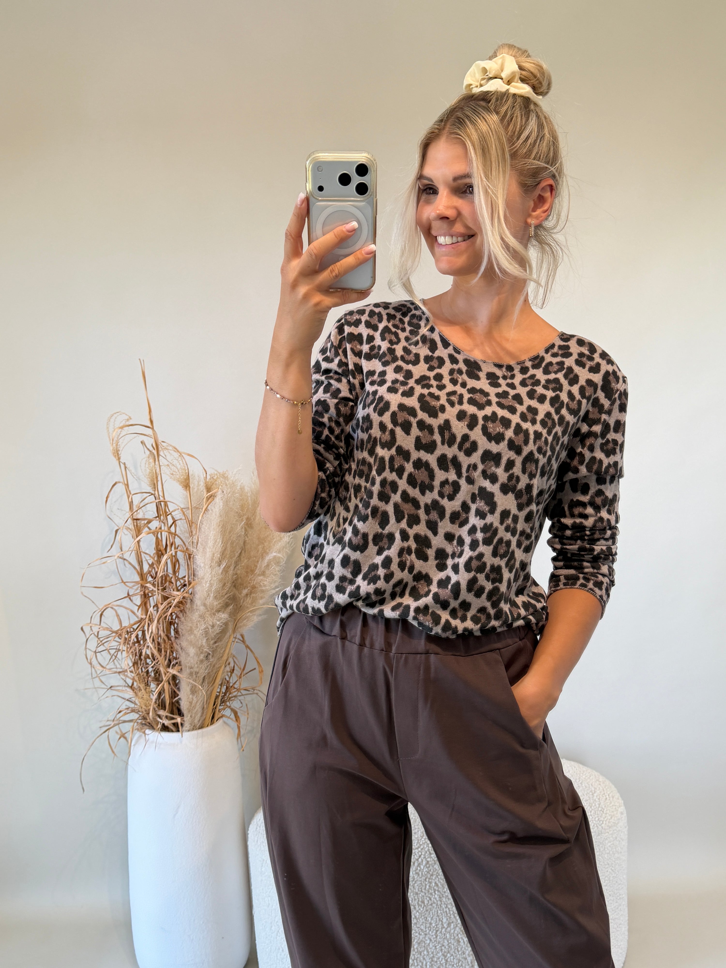 Shirt mit Leomuster in Nussbraun /  Schokobraun / Schwarz