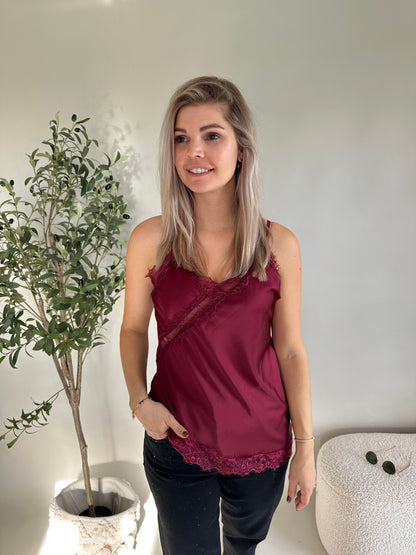 Top mit Spitze in Bordeaux