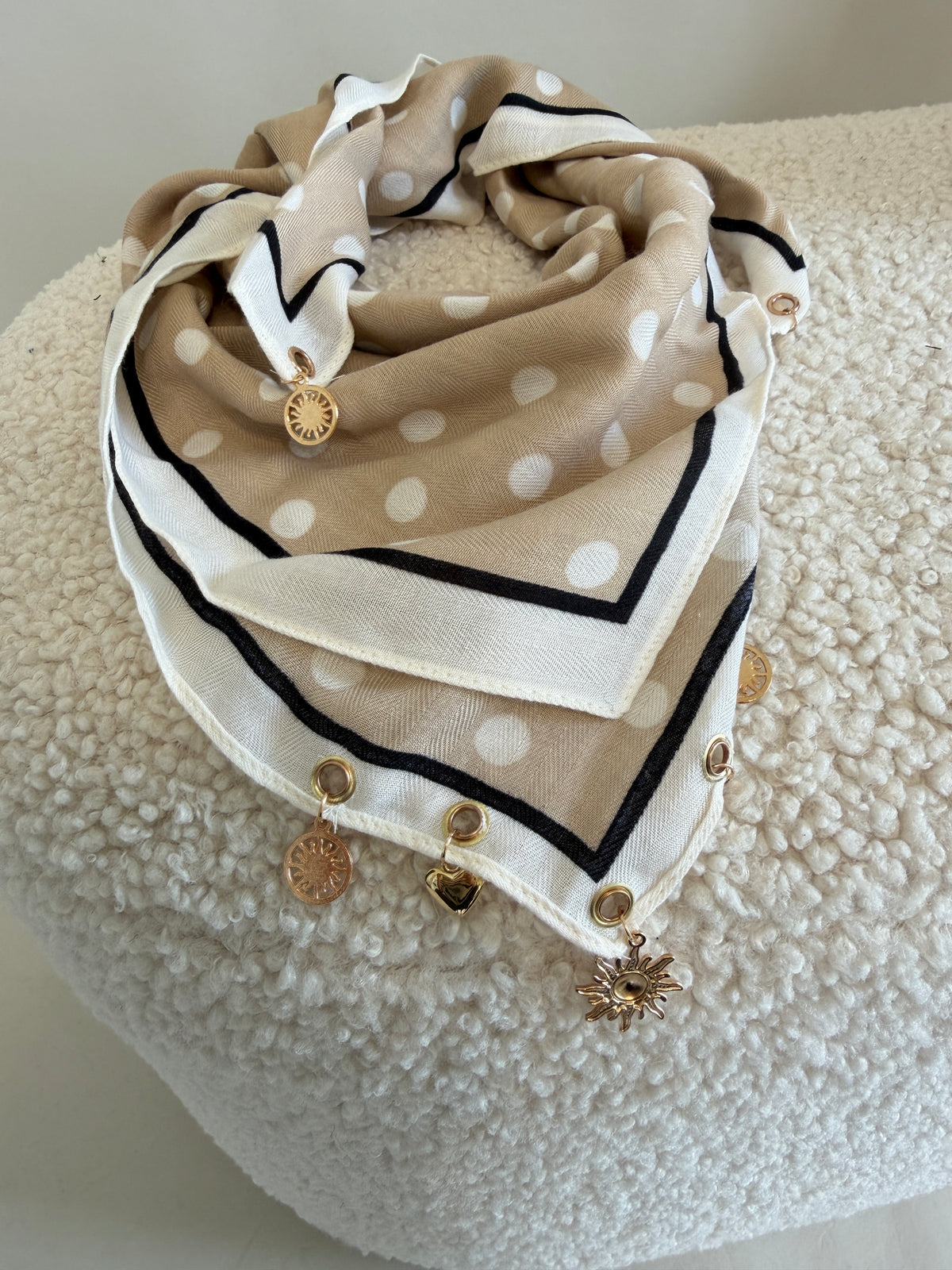 Tuch in Beige mit Wollweißen Punkten  und Goldenen Anhängern